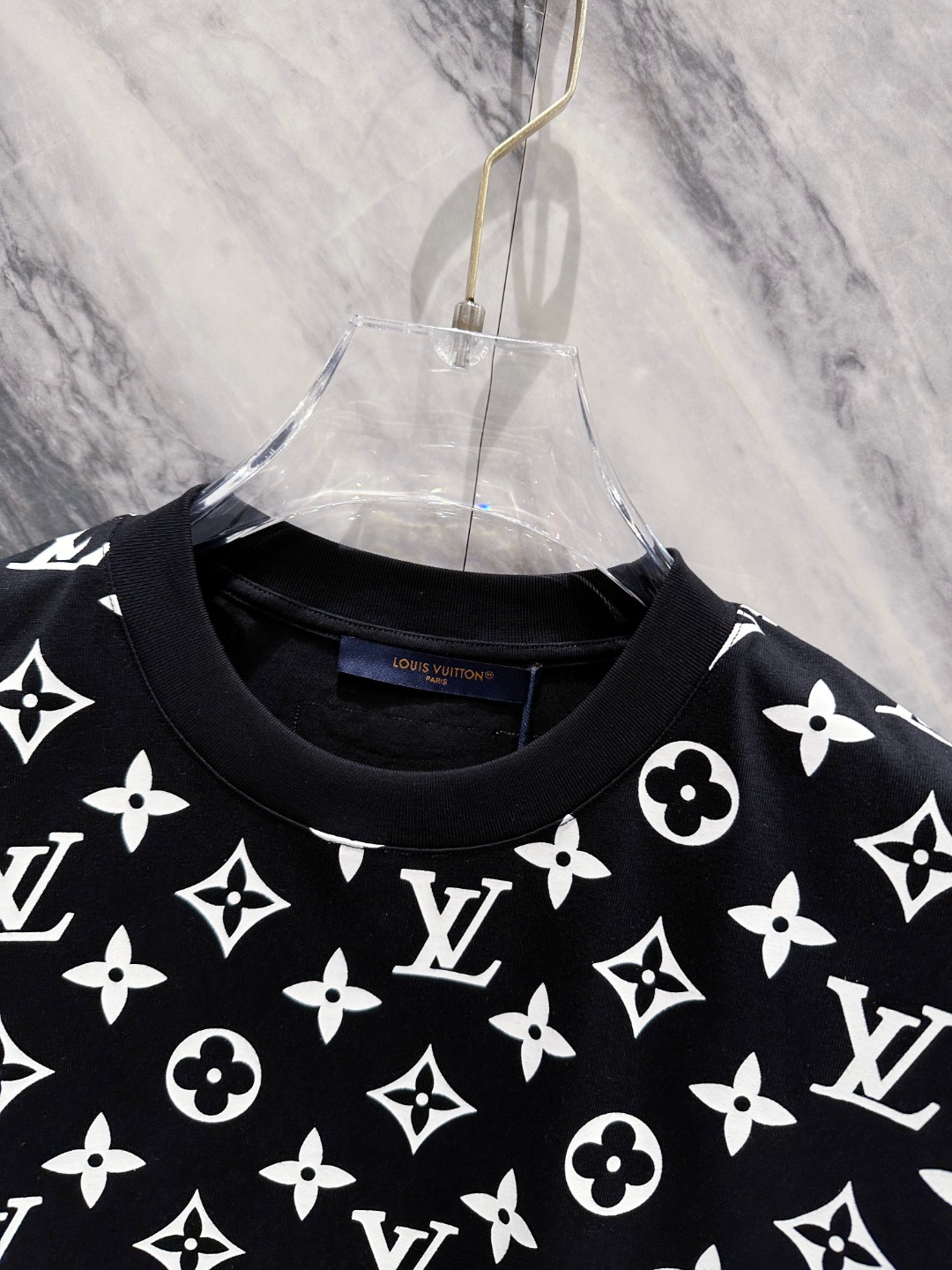  LV 2025春夏新款男女同款👫短袖T恤，！定制专属纯棉面料，定制原版工艺螺纹，胸前重工字母logo工
