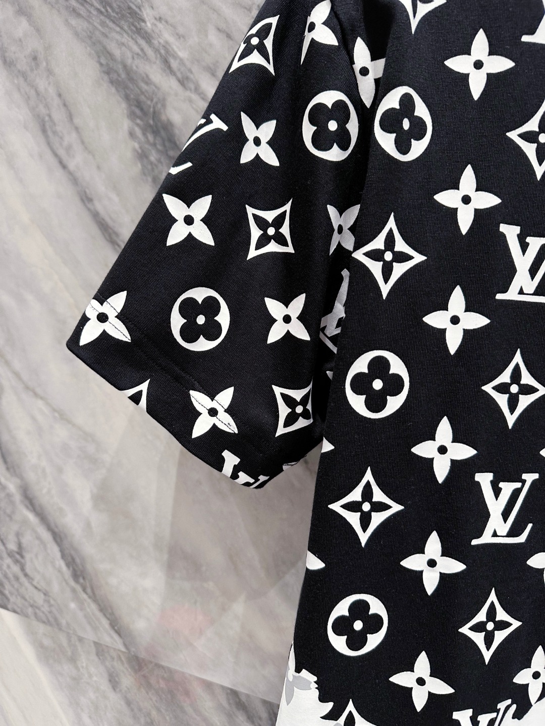  LV 2025春夏新款男女同款👫短袖T恤，！定制专属纯棉面料，定制原版工艺螺纹，胸前重工字母logo工