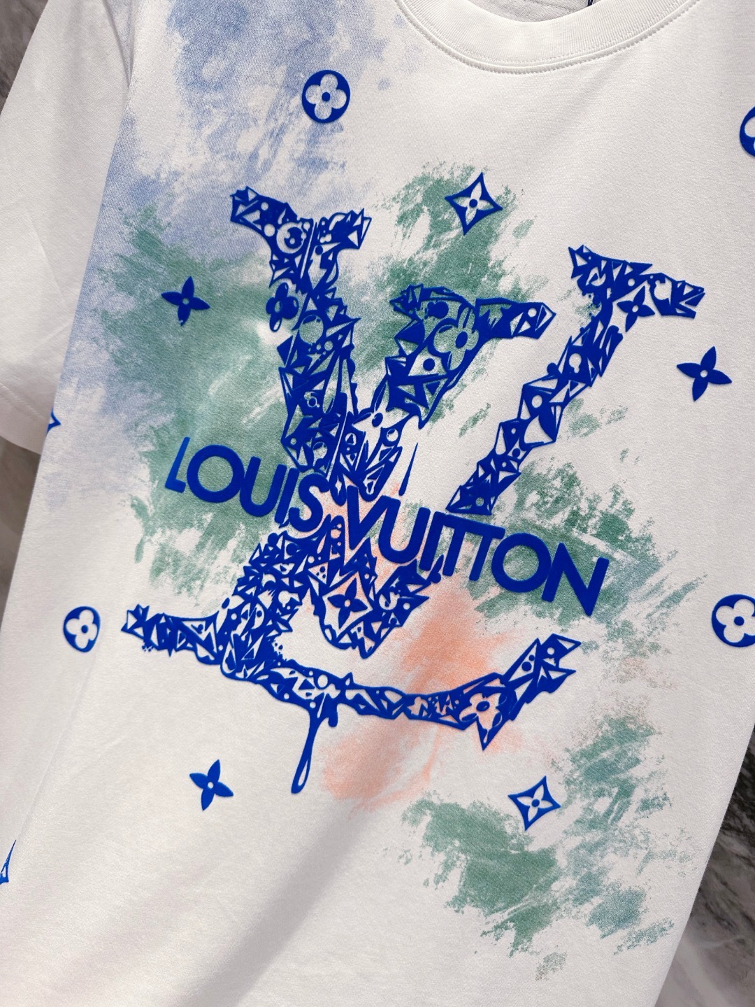 LV 2025春夏新款男女同款👫短袖T恤,!定制专属纯棉面料,定制原版工艺螺纹,胸前重工字母logo工