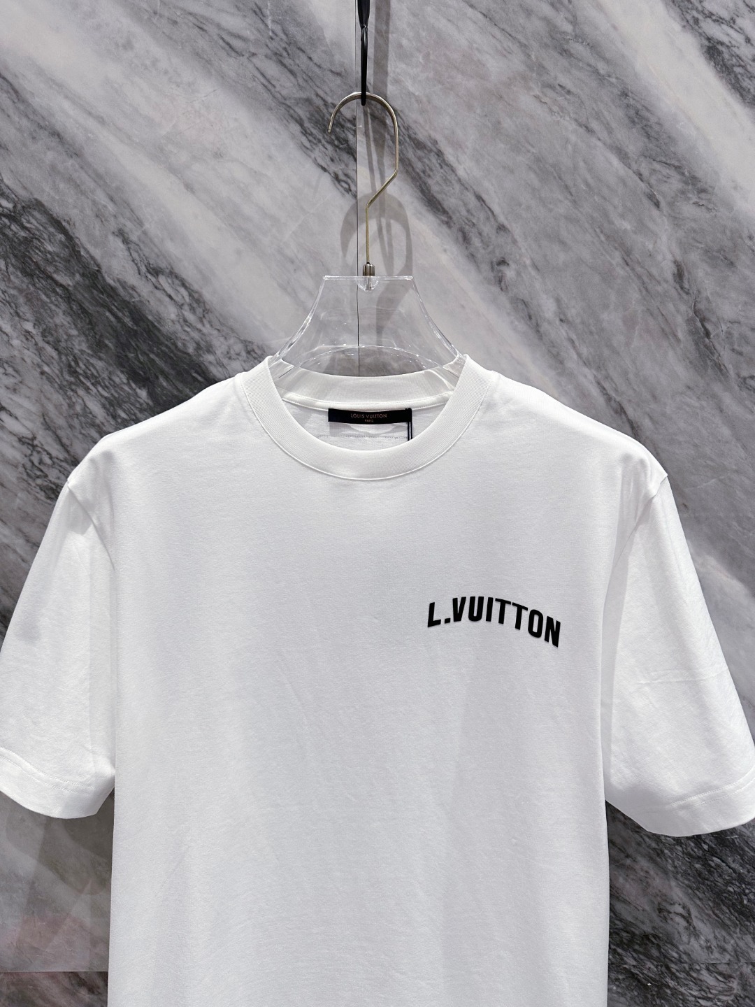 LV 2025春夏新款男女同款👫短袖T恤,!定制专属纯棉面料,定制原版工艺螺纹,胸前重工字母logo工