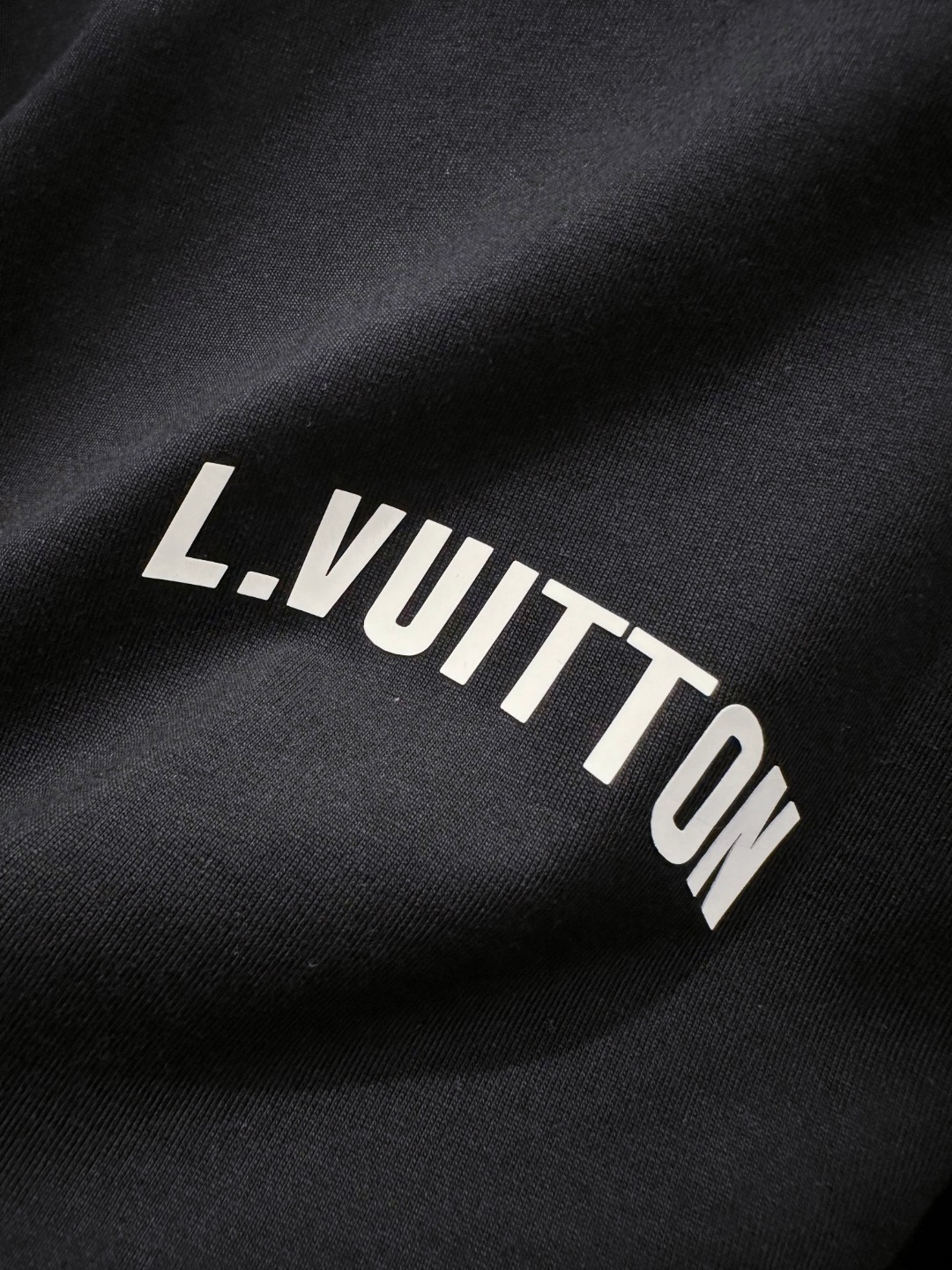  LV 2025春夏新款男女同款👫短袖T恤，！定制专属纯棉面料，定制原版工艺螺纹，胸前重工字母logo工