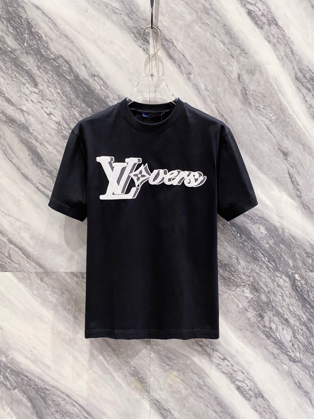 LV 2025春夏新款男女同款👫短袖T恤,!定制专属纯棉面料,定制原版工艺螺纹,胸前重工字母logo工