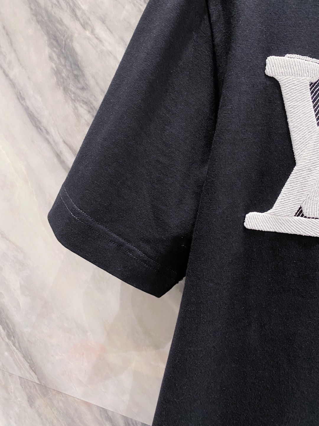 LV 2025春夏新款男女同款👫短袖T恤,!定制专属纯棉面料,定制原版工艺螺纹,胸前重工字母logo工