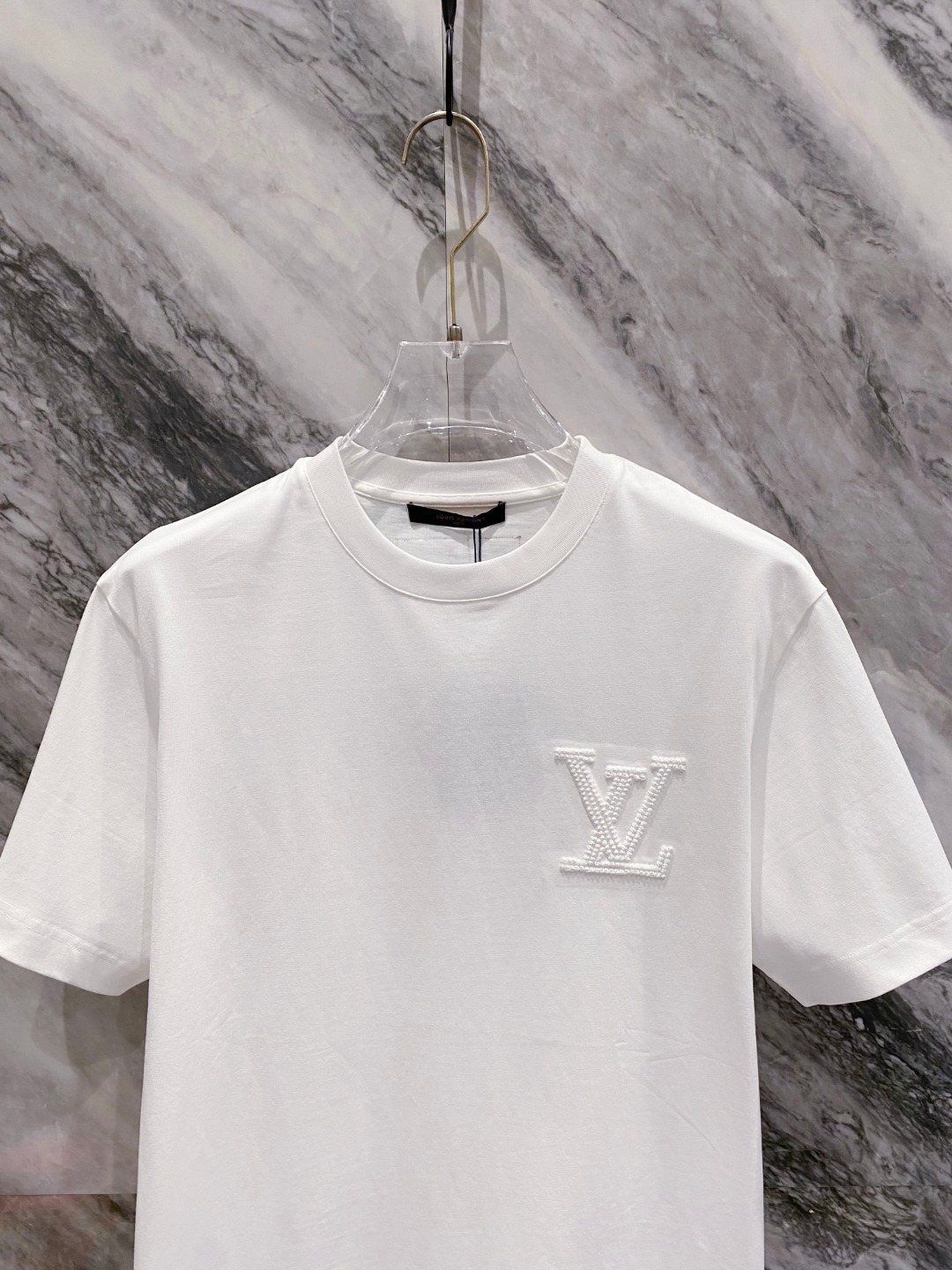 LV 2025春夏新款男女同款👫短袖T恤,!定制专属纯棉面料,定制原版工艺螺纹,胸前重工字母logo工