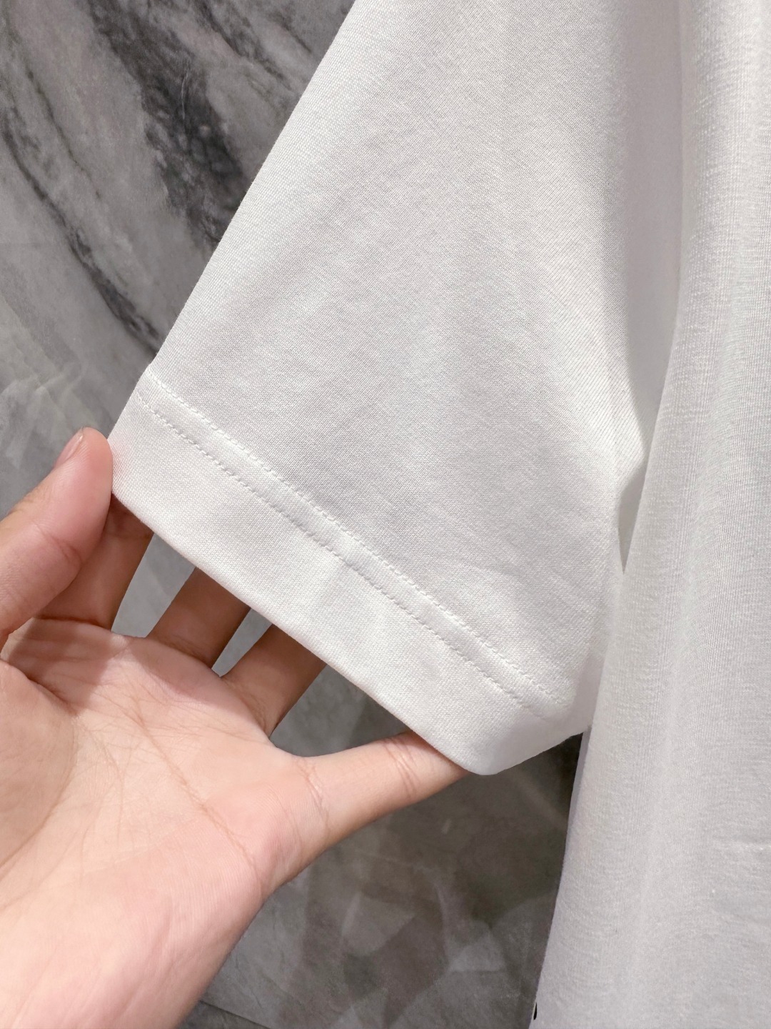 LV 2025春夏新款男女同款👫短袖T恤,!定制专属纯棉面料,定制原版工艺螺纹,胸前重工字母logo工