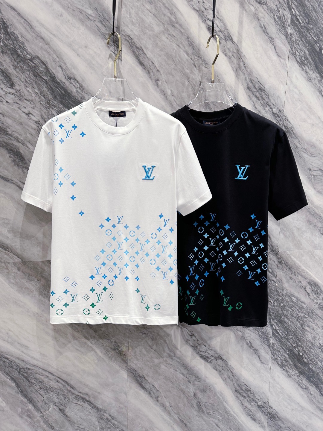 LV 2025春夏新款男女同款👫短袖T恤,!定制专属纯棉面料,定制原版工艺螺纹,胸前重工字母logo工
