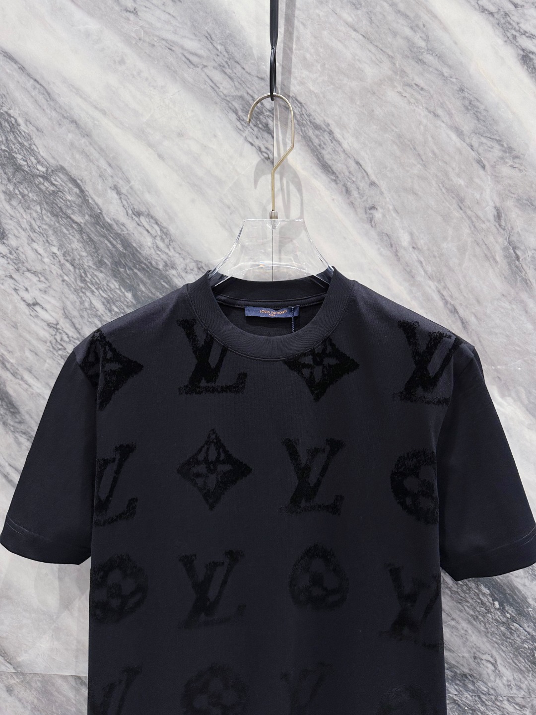  LV 2025春夏新款男女同款👫短袖T恤，！定制专属纯棉面料，定制原版工艺螺纹，胸前重工字母logo工