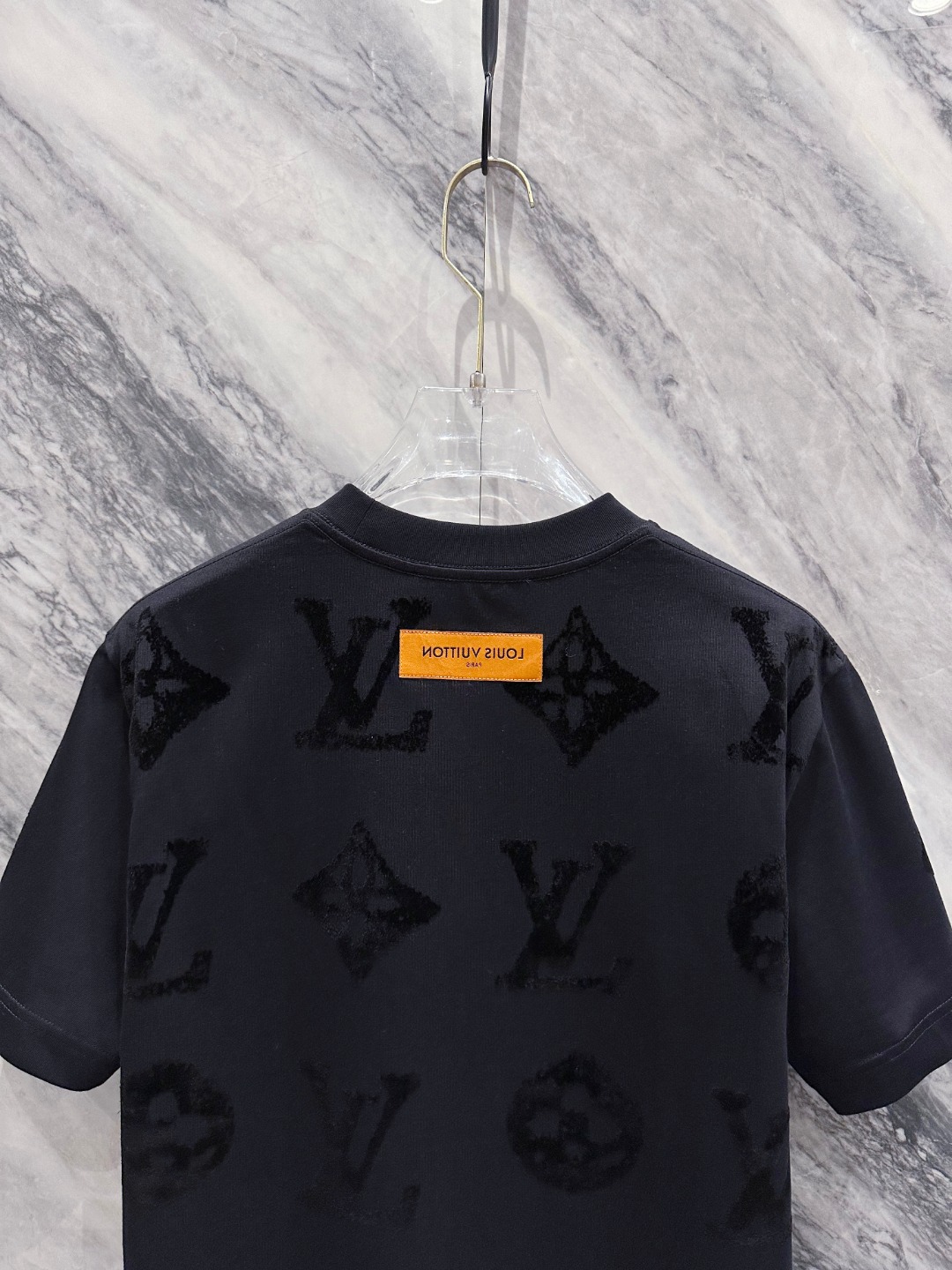  LV 2025春夏新款男女同款👫短袖T恤，！定制专属纯棉面料，定制原版工艺螺纹，胸前重工字母logo工