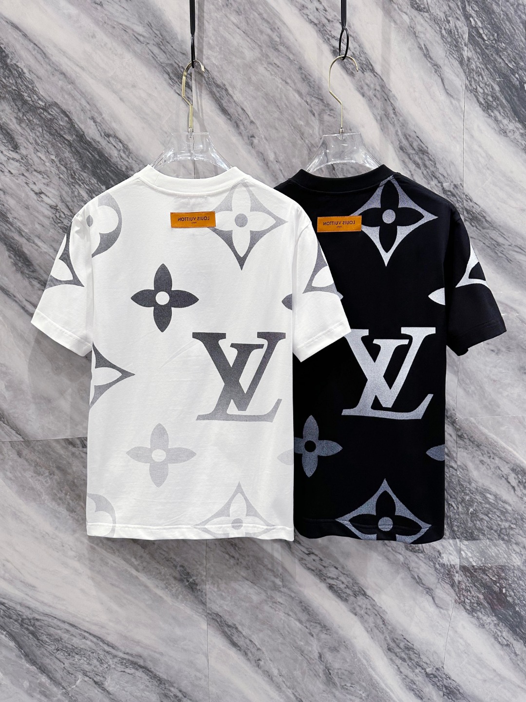  LV 2025春夏新款男女同款👫短袖T恤，！定制专属纯棉面料，定制原版工艺螺纹，胸前重工字母logo工