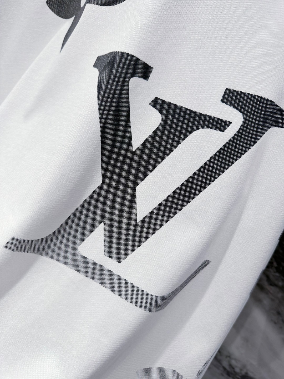LV 2025春夏新款男女同款👫短袖T恤,!定制专属纯棉面料,定制原版工艺螺纹,胸前重工字母logo工