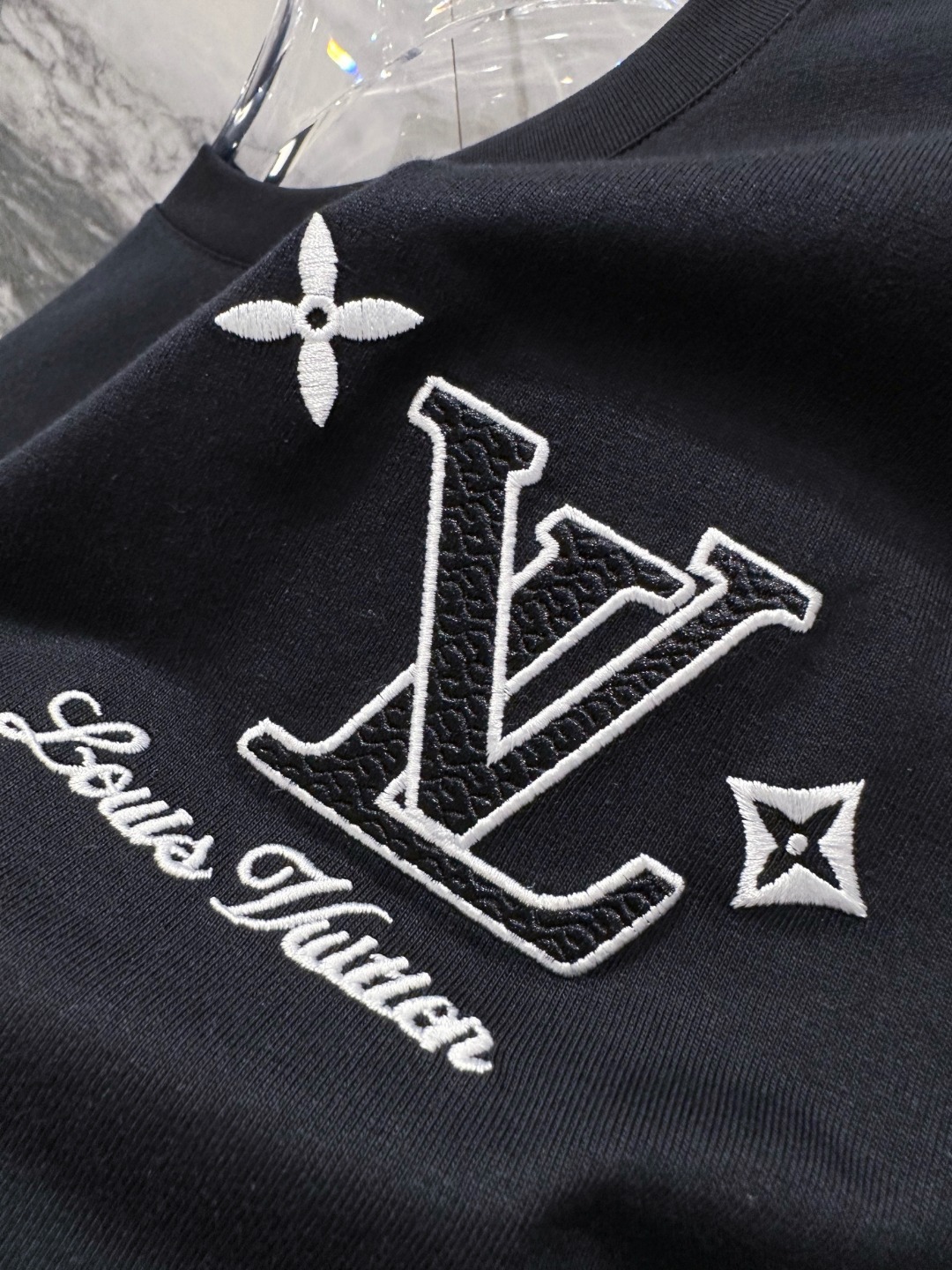 LV 2025春夏新款男女同款👫短袖T恤,!定制专属纯棉面料,定制原版工艺螺纹,胸前重工字母logo工