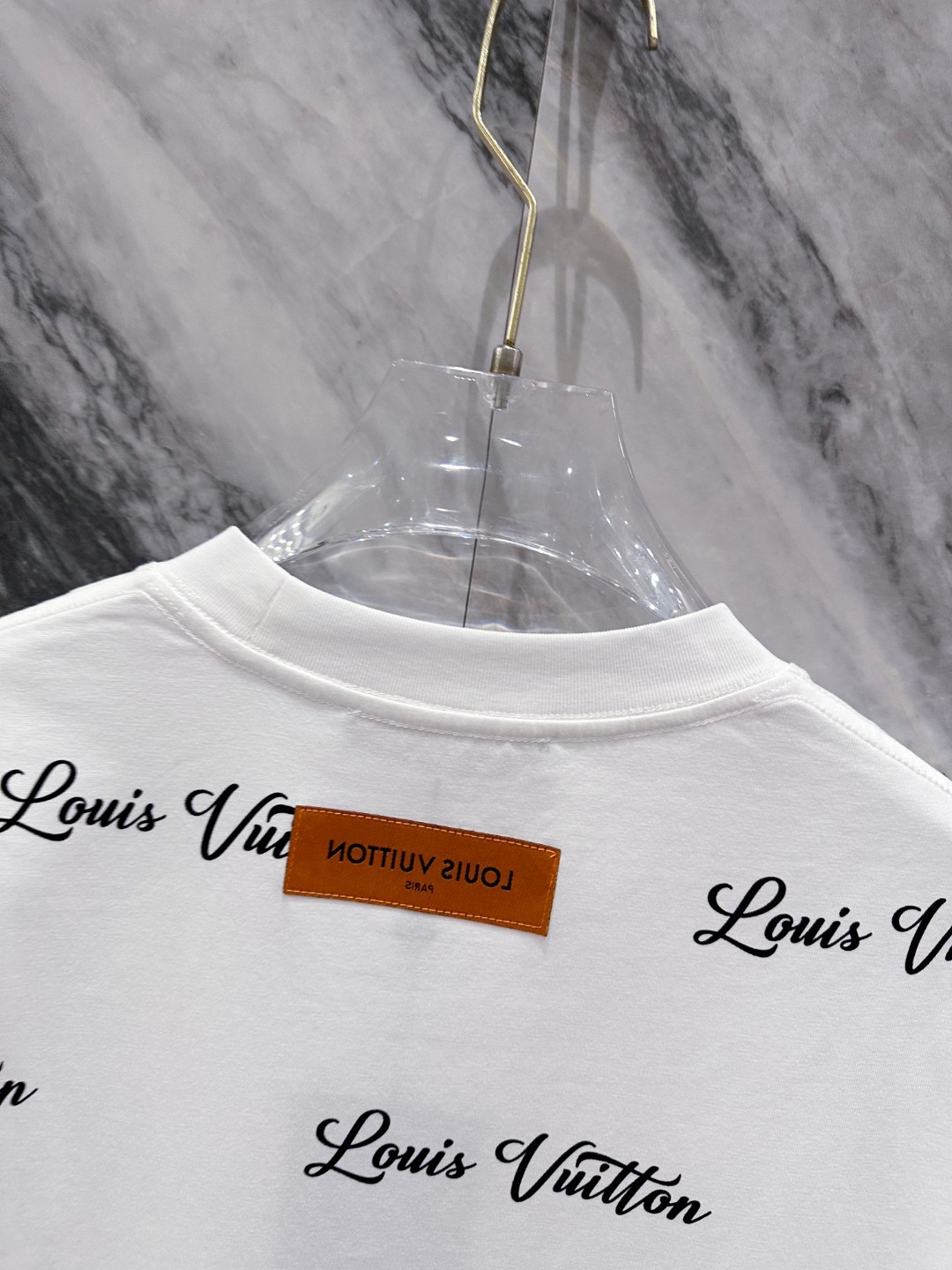 LV 2025春夏新款男女同款👫短袖T恤,!定制专属纯棉面料,定制原版工艺螺纹,胸前重工字母logo工