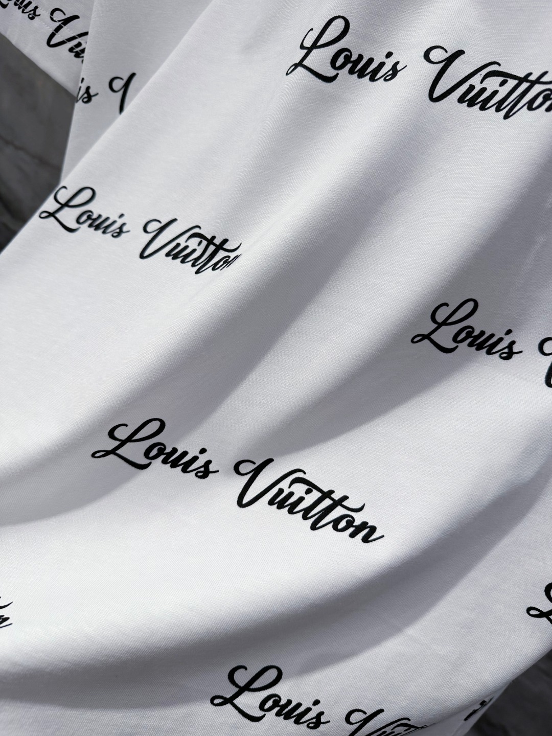 LV 2025春夏新款男女同款👫短袖T恤,!定制专属纯棉面料,定制原版工艺螺纹,胸前重工字母logo工