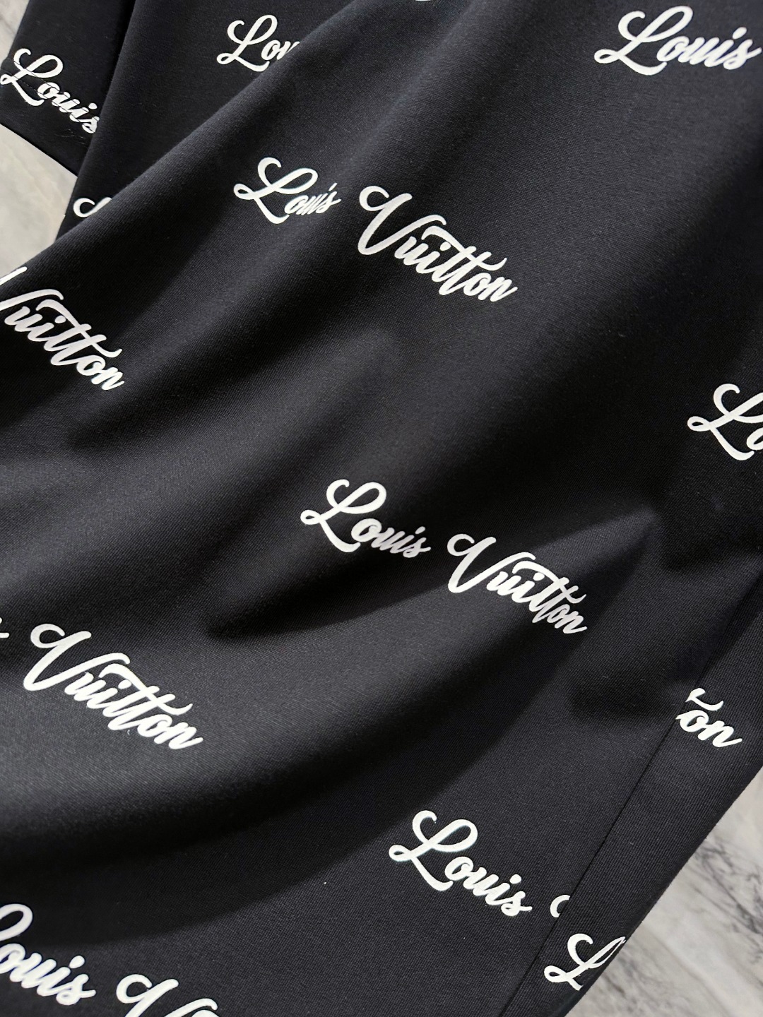 LV 2025春夏新款男女同款👫短袖T恤,!定制专属纯棉面料,定制原版工艺螺纹,胸前重工字母logo工
