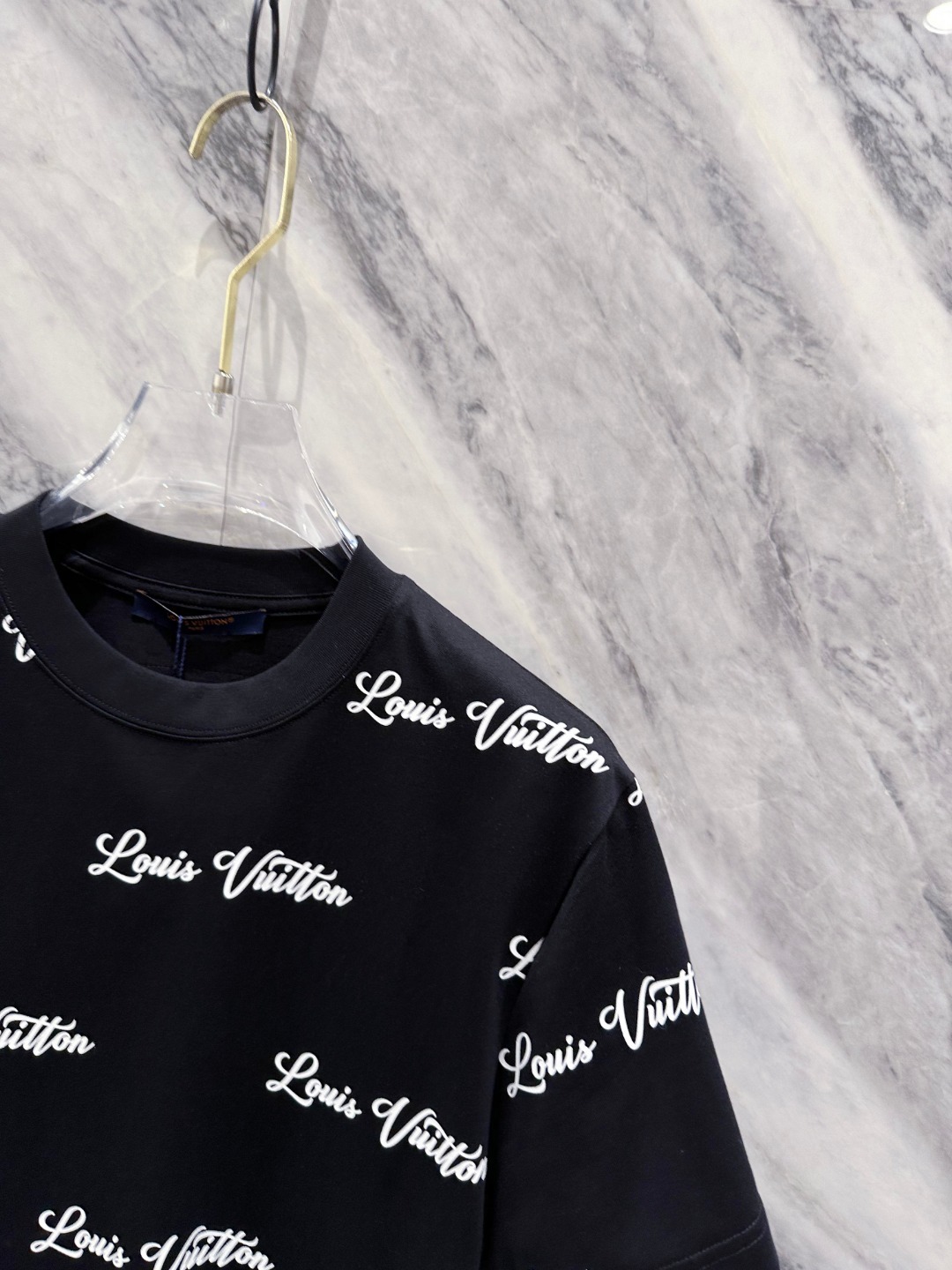 LV 2025春夏新款男女同款👫短袖T恤,!定制专属纯棉面料,定制原版工艺螺纹,胸前重工字母logo工