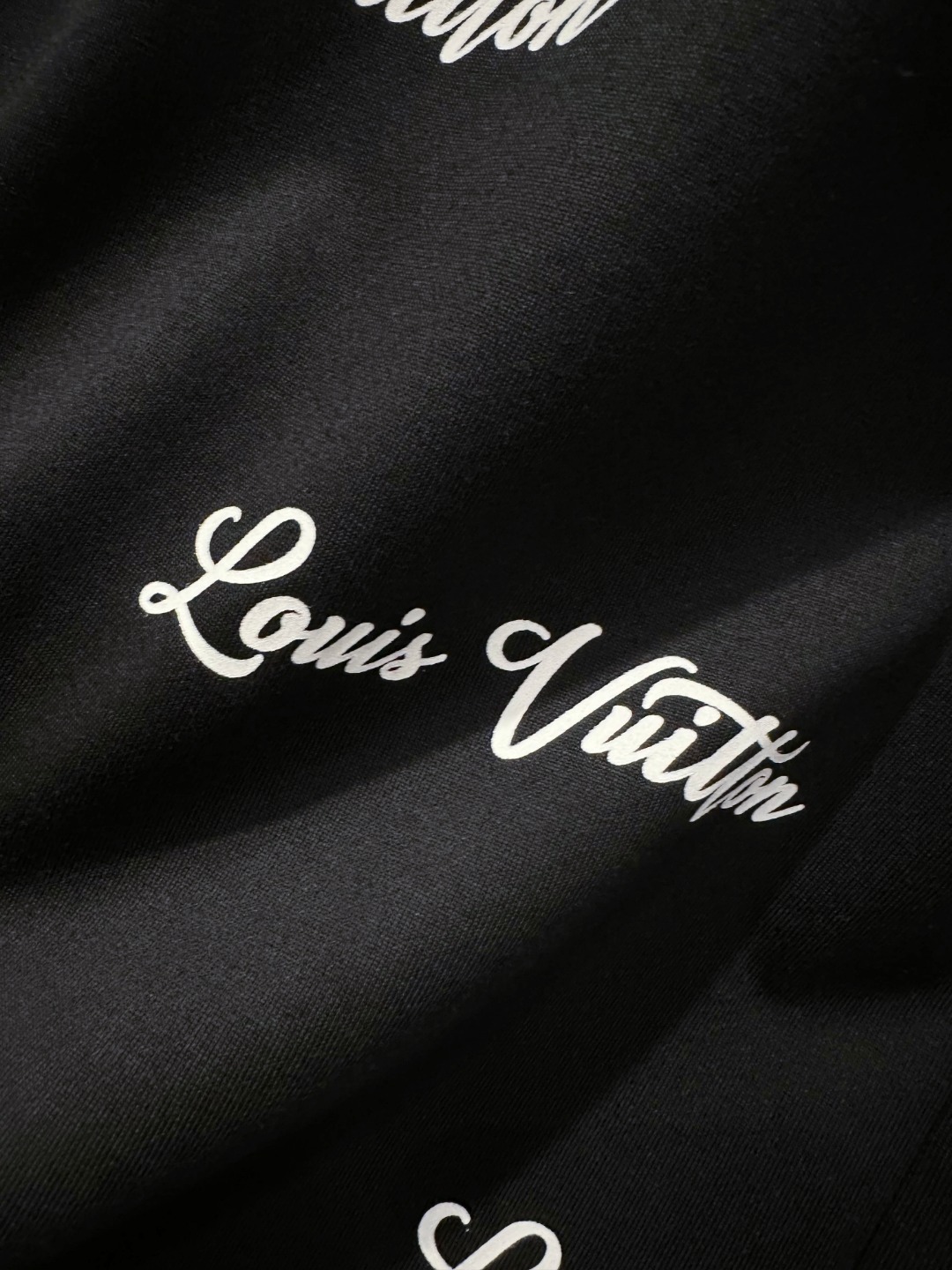LV 2025春夏新款男女同款👫短袖T恤,!定制专属纯棉面料,定制原版工艺螺纹,胸前重工字母logo工