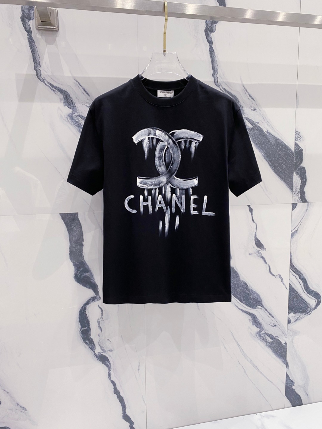 NO:482044,Chanel 2025 summer clothing new short-sleeved T-shirt for men and women,!  Customized exclusive pure cotton fabric, customized original craft threads, and chest heavy-work letter logo craft design!  Simple and generous, calm and versatile, extremely high-end, perfectly integrated with fashion and style, a top fashionable style that perfectly suits the outside wear!  The overall feeling is natural!  The ultimate classic versatile short-sleeved T-shirt is designed with the latest three-dimensional letter logo pattern elements!  The ultimate perfection of heavy industry!  Fans who pursue high quality are please buy them by themselves, and all fans who know the goods are invited to appreciate this model together!  !  Size S-2XL S S S Shoulder Width 46 Bust 102 Clothes 66 Sleeve length 22 M Sleeve width 47 Bust 106 Clothes 67 Sleeve length 23 L Sleeve width 48 Bust 110 Clothes 68 Sleeve length 24 XL Sleeve width 49 Bust 114 Clothes 69 Sleeve length 25 2XL Sleeve width 50 Bust 116 Clothes 70 Sleeve length 26, chanel, T-shirt,tees, t-shirt,alexander wang19860909香奈儿 2025夏装新款男女同款短袖T恤,！定制专属纯棉面料,定制原版工艺螺纹,胸前重工字母logo工艺设计！简约大方,从容百搭,档次极高,完美融入时尚还有风情感一款完美符合外穿的顶尖时髦气质款！整体给人浑然天成的感觉！极致经典的百搭型短袖T恤,采用最新的立体字母logo图案元素设计！极致的重工极致的完美！追求高品质的粉丝们请自行抢购,诚邀所有识货的粉丝一同鉴赏此款！！ 尺码S-2XL S码肩宽46 胸围102 衣长66 袖长22 M码肩宽47 胸围106 衣长67 袖长23 L码肩宽48 胸围110 衣长68 袖长24 XL码肩宽49 胸围114 衣长69 袖长25 2XL码肩宽50 胸围116 衣长70 袖长26,,chanel,T-shirt,tees，t-shirt,alexander wang,Men's clothing