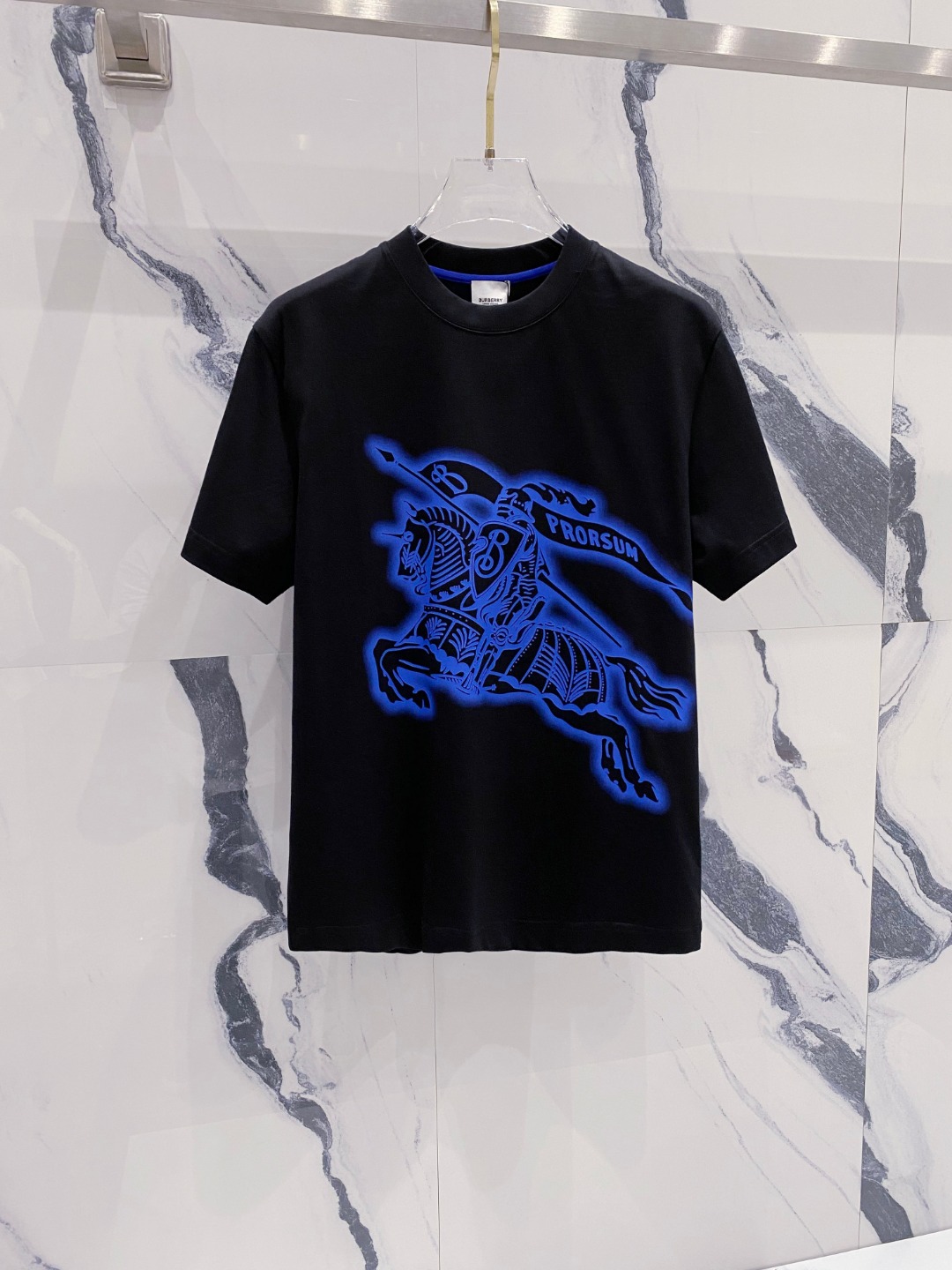 NO:482047,Burberry 2025 summer clothes new short-sleeved T-shirt for men and women,!  Customized exclusive pure cotton fabric, customized original craft threads, and chest heavy-work letter logo craft design!  Simple and generous, calm and versatile, extremely high-end, perfectly integrated with fashion and style, a top fashionable style that perfectly suits the outside wear!  The overall feeling is natural!  The ultimate classic versatile short-sleeved T-shirt is designed with the latest three-dimensional letter logo pattern elements!  The ultimate perfection of heavy industry!  Fans who pursue high quality are please buy them by themselves, and all fans who know the goods are invited to appreciate this model together!  !  Size S-2XL S S S Shoulder Width 46 Bust 102 Clothes 66 Sleeve length 22 M Sleeve width 47 Bust 106 Clothes 67 Sleeve length 23 L Sleeve width 48 Bust 110 Clothes 68 Sleeve length 24 XL Sleeve width 49 Bust 114 Clothes 69 Sleeve length 25 2XL Sleeve width 50 Bust 116 Clothes 70 Sleeve length 26,,burberry,T-shirt,tees,t-shirt,alexander wang19860909巴宝莉 2025夏装新款男女同款短袖T恤,！定制专属纯棉面料,定制原版工艺螺纹,胸前重工字母logo工艺设计！简约大方,从容百搭,档次极高,完美融入时尚还有风情感一款完美符合外穿的顶尖时髦气质款！整体给人浑然天成的感觉！极致经典的百搭型短袖T恤,采用最新的立体字母logo图案元素设计！极致的重工极致的完美！追求高品质的粉丝们请自行抢购,诚邀所有识货的粉丝一同鉴赏此款！！ 尺码S-2XL S码肩宽46 胸围102 衣长66 袖长22 M码肩宽47 胸围106 衣长67 袖长23 L码肩宽48 胸围110 衣长68 袖长24 XL码肩宽49 胸围114 衣长69 袖长25 2XL码肩宽50 胸围116 衣长70 袖长26,,burberry,T-shirt,tees，t-shirt,alexander wang,Men's clothing