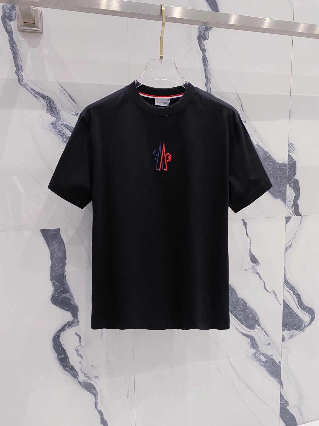 NO:482053,The 2025 summer new short-sleeved T-shirt for men and women,!  Customized exclusive pure cotton fabric, customized original craft threads, and chest heavy-work letter logo craft design!  Simple and generous, calm and versatile, extremely high-end, perfectly integrated with fashion and style, a top fashionable style that perfectly suits the outside wear!  The overall feeling is natural!  The ultimate classic versatile short-sleeved T-shirt is designed with the latest three-dimensional letter logo pattern elements!  The ultimate perfection of heavy industry!  Fans who pursue high quality are please buy them by themselves, and all fans who know the goods are invited to appreciate this model together!  !  Size S-2XL S S S Shoulder Width 46 Bust 102 Clothes 66 Sleeve length 22 M Sleeve width 47 Bust 106 Clothes 67 Sleeve length 23 L Sleeve width 48 Bust 110 Clothes 68 Sleeve length 24 XL Sleeve width 49 Bust 114 Clothes 69 Sleeve length 25 2XL Sleeve width 50 Bust 116 Clothes 70 Sleeve length 26, Moncler, T-shirt,tees, t-shirt,alexander wang19860909蒙口 2025夏季新款男女同款短袖T恤,！定制专属纯棉面料,定制原版工艺螺纹,胸前重工字母logo工艺设计！简约大方,从容百搭,档次极高,完美融入时尚还有风情感一款完美符合外穿的顶尖时髦气质款！整体给人浑然天成的感觉！极致经典的百搭型短袖T恤,采用最新的立体字母logo图案元素设计！极致的重工极致的完美！追求高品质的粉丝们请自行抢购,诚邀所有识货的粉丝一同鉴赏此款！！ 尺码S-2XL S码肩宽46 胸围102 衣长66 袖长22 M码肩宽47 胸围106 衣长67 袖长23 L码肩宽48 胸围110 衣长68 袖长24 XL码肩宽49 胸围114 衣长69 袖长25 2XL码肩宽50 胸围116 衣长70 袖长26,,Moncler,T-shirt,tees，t-shirt,alexander wang,Men's clothing