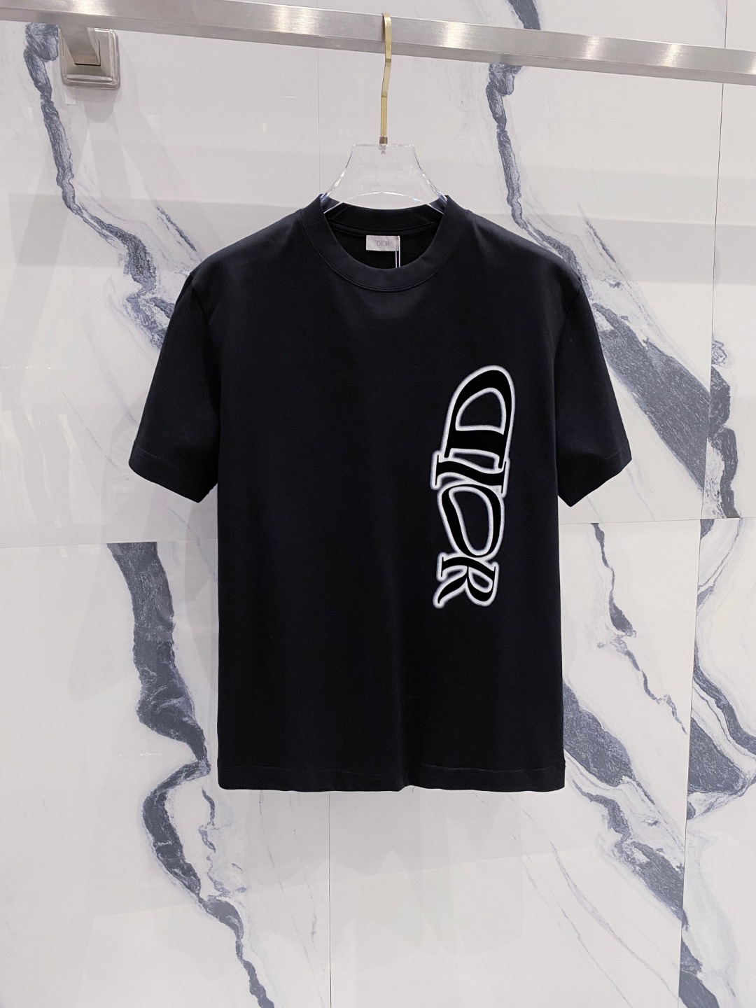 NO:151383,Dior Summer new short-sleeved T-shirt for men and women,!  Customized exclusive pure cotton fabric, customized original craft threads, and chest heavy-work letter logo craft design!  Simple and generous, calm and versatile, extremely high-end, perfectly integrated with fashion and style, a top fashionable style that perfectly suits the outside wear!  The overall feeling is natural!  The ultimate classic versatile short-sleeved T-shirt is designed with the latest three-dimensional letter logo pattern elements!  The ultimate perfection of heavy industry!  Fans who pursue high quality are please buy them by themselves, and all fans who know the goods are invited to appreciate this model together!  !  Size S-2XL S S S Shoulder Width 46 Bust 102 Clothes 66 Sleeve length 22 M Sleeve width 47 Bust 106 Clothes 67 Sleeve length 23 L Sleeve width 48 Bust 110 Clothes 68 Sleeve length 24 XL Sleeve width 49 Bust 114 Clothes 69 Sleeve length 25 2XL Sleeve width 50 Bust 116 Clothes 70 Sleeve length 26,,dior,T-shirt,tees,t-shirt,alexander wang19860909迪奥 夏季新款男女同款短袖T恤,！定制专属纯棉面料,定制原版工艺螺纹,胸前重工字母logo工艺设计！简约大方,从容百搭,档次极高,完美融入时尚还有风情感一款完美符合外穿的顶尖时髦气质款！整体给人浑然天成的感觉！极致经典的百搭型短袖T恤,采用最新的立体字母logo图案元素设计！极致的重工极致的完美！追求高品质的粉丝们请自行抢购,诚邀所有识货的粉丝一同鉴赏此款！！ 尺码S-2XL S码肩宽46 胸围102 衣长66 袖长22 M码肩宽47 胸围106 衣长67 袖长23 L码肩宽48 胸围110 衣长68 袖长24 XL码肩宽49 胸围114 衣长69 袖长25 2XL码肩宽50 胸围116 衣长70 袖长26,,dior,T-shirt,tees，t-shirt,alexander wang,Men's clothing