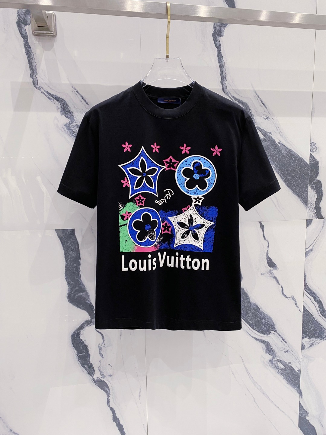 NO:151388,LV summer new short-sleeved T-shirt for men and women,!  Customized exclusive pure cotton fabric, customized original craft threads, and chest heavy-work letter logo craft design!  Simple and generous, calm and versatile, extremely high-end, perfectly integrated with fashion and style, a top fashionable style that perfectly suits the outside wear!  The overall feeling is natural!  The ultimate classic versatile short-sleeved T-shirt is designed with the latest three-dimensional letter logo pattern elements!  The ultimate perfection of heavy industry!  Fans who pursue high quality are please buy them by themselves, and all fans who know the goods are invited to appreciate this model together!  !  Size S-2XL S S S Shoulder Width 46 Bust 102 Clothes 66 Sleeve length 22 M Sleeve width 47 Bust 106 Clothes 67 Sleeve length 23 L Sleeve width 48 Bust 110 Clothes 68 Sleeve length 24 XL Sleeve width 49 Bust 114 Clothes 69 Sleeve length 25 2XL Sleeve width 50 Bust 116 Clothes 70 Sleeve length 26,,louis vuitton,T-shirt,tees,t-shirt,alexander wang19860909LV 夏季新款男女同款短袖T恤,！定制专属纯棉面料,定制原版工艺螺纹,胸前重工字母logo工艺设计！简约大方,从容百搭,档次极高,完美融入时尚还有风情感一款完美符合外穿的顶尖时髦气质款！整体给人浑然天成的感觉！极致经典的百搭型短袖T恤,采用最新的立体字母logo图案元素设计！极致的重工极致的完美！追求高品质的粉丝们请自行抢购,诚邀所有识货的粉丝一同鉴赏此款！！ 尺码S-2XL S码肩宽46 胸围102 衣长66 袖长22 M码肩宽47 胸围106 衣长67 袖长23 L码肩宽48 胸围110 衣长68 袖长24 XL码肩宽49 胸围114 衣长69 袖长25 2XL码肩宽50 胸围116 衣长70 袖长26,,louis vuitton,T-shirt,tees，t-shirt,alexander wang,Men's clothing