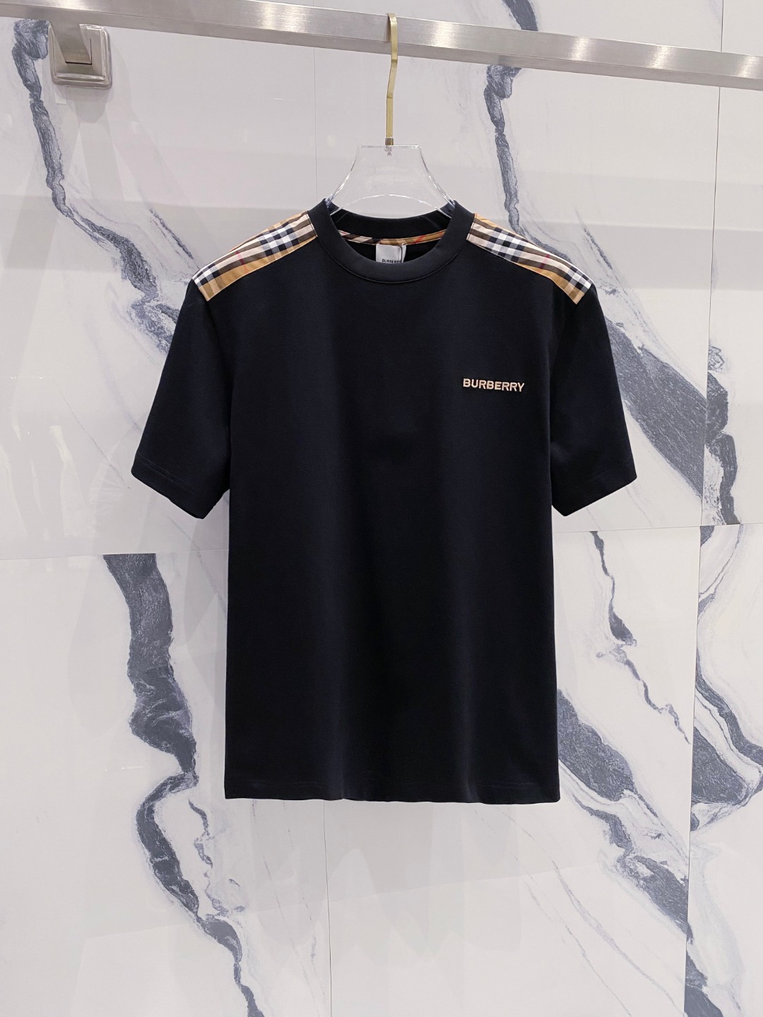 NO:482057,Burberry 2025 summer new short-sleeved T-shirt for men and women,!  Customized exclusive pure cotton fabric, customized original craft threads, and chest heavy-work letter logo craft design!  Simple and generous, calm and versatile, extremely high-end, perfectly integrated with fashion and style, a top fashionable style that perfectly suits the outside wear!  The overall feeling is natural!  The ultimate classic versatile short-sleeved T-shirt is designed with the latest three-dimensional letter logo pattern elements!  The ultimate perfection of heavy industry!  Fans who pursue high quality are please buy them by themselves, and all fans who know the goods are invited to appreciate this model together!  !  Size S-2XL S S S Shoulder Width 46 Bust 102 Clothes 66 Sleeve length 22 M Sleeve width 47 Bust 106 Clothes 67 Sleeve length 23 L Sleeve width 48 Bust 110 Clothes 68 Sleeve length 24 XL Sleeve width 49 Bust 114 Clothes 69 Sleeve length 25 2XL Sleeve width 50 Bust 116 Clothes 70 Sleeve length 26,,burberry,T-shirt,tees,t-shirt,alexander wang19860909巴宝莉 2025夏季新款男女同款短袖T恤,！定制专属纯棉面料,定制原版工艺螺纹,胸前重工字母logo工艺设计！简约大方,从容百搭,档次极高,完美融入时尚还有风情感一款完美符合外穿的顶尖时髦气质款！整体给人浑然天成的感觉！极致经典的百搭型短袖T恤,采用最新的立体字母logo图案元素设计！极致的重工极致的完美！追求高品质的粉丝们请自行抢购,诚邀所有识货的粉丝一同鉴赏此款！！ 尺码S-2XL S码肩宽46 胸围102 衣长66 袖长22 M码肩宽47 胸围106 衣长67 袖长23 L码肩宽48 胸围110 衣长68 袖长24 XL码肩宽49 胸围114 衣长69 袖长25 2XL码肩宽50 胸围116 衣长70 袖长26,,burberry,T-shirt,tees，t-shirt,alexander wang,Men's clothing