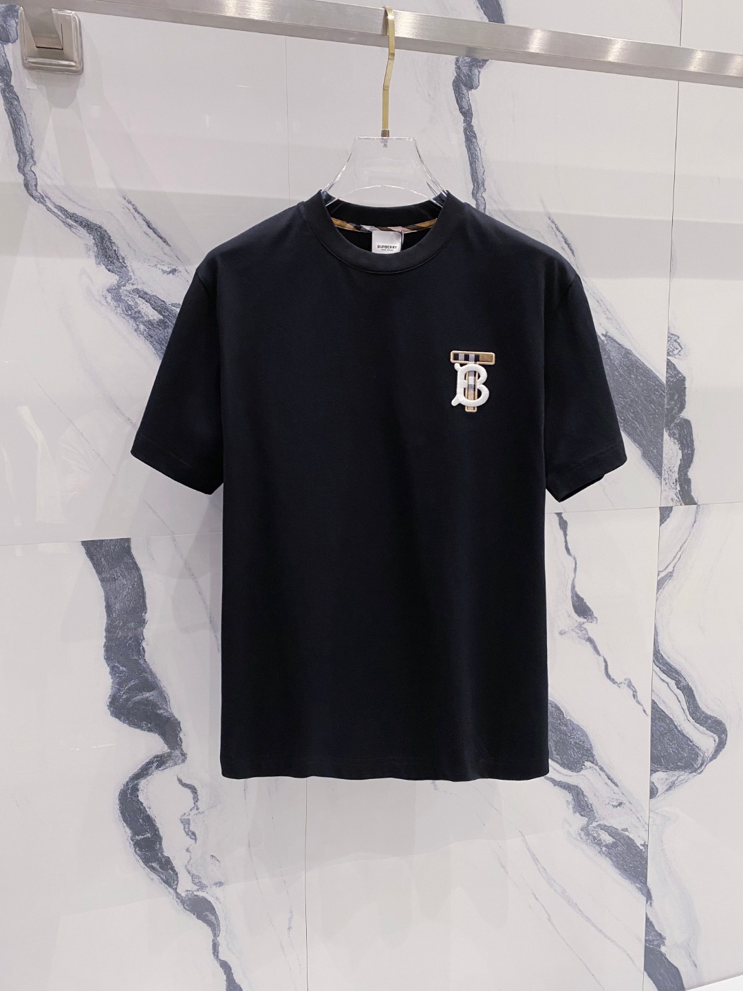 NO:151394,Burberry's new summer short-sleeved T-shirt for men and women,!  Customized exclusive pure cotton fabric, customized original craft threads, and chest heavy-work letter logo craft design!  Simple and generous, calm and versatile, extremely high-end, perfectly integrated with fashion and style, a top fashionable style that perfectly suits the outside wear!  The overall feeling is natural!  The ultimate classic versatile short-sleeved T-shirt is designed with the latest three-dimensional letter logo pattern elements!  The ultimate perfection of heavy industry!  Fans who pursue high quality are please buy them by themselves, and all fans who know the goods are invited to appreciate this model together!  !  Size S-2XL S S S Shoulder Width 46 Bust 102 Clothes 66 Sleeve length 22 M Sleeve width 47 Bust 106 Clothes 67 Sleeve length 23 L Sleeve width 48 Bust 110 Clothes 68 Sleeve length 24 XL Sleeve width 49 Bust 114 Clothes 69 Sleeve length 25 2XL Sleeve width 50 Bust 116 Clothes 70 Sleeve length 26,,burberry,T-shirt,tees,t-shirt,alexander wang19860909巴宝莉 夏季新款男女同款短袖T恤,！定制专属纯棉面料,定制原版工艺螺纹,胸前重工字母logo工艺设计！简约大方,从容百搭,档次极高,完美融入时尚还有风情感一款完美符合外穿的顶尖时髦气质款！整体给人浑然天成的感觉！极致经典的百搭型短袖T恤,采用最新的立体字母logo图案元素设计！极致的重工极致的完美！追求高品质的粉丝们请自行抢购,诚邀所有识货的粉丝一同鉴赏此款！！ 尺码S-2XL S码肩宽46 胸围102 衣长66 袖长22 M码肩宽47 胸围106 衣长67 袖长23 L码肩宽48 胸围110 衣长68 袖长24 XL码肩宽49 胸围114 衣长69 袖长25 2XL码肩宽50 胸围116 衣长70 袖长26,,burberry,T-shirt,tees，t-shirt,alexander wang,Men's clothing