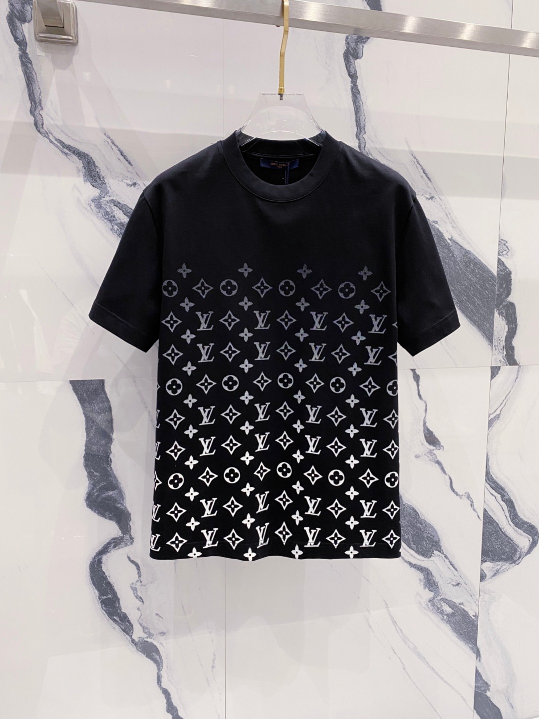 NO:482061,LV 2025 summer new men and women's short-sleeved T-shirt,!  Customized exclusive pure cotton fabric, customized original craft threads, and chest heavy-work letter logo craft design!  Simple and generous, calm and versatile, extremely high-end, perfectly integrated with fashion and style, a top fashionable style that perfectly suits the outside wear!  The overall feeling is natural!  The ultimate classic versatile short-sleeved T-shirt is designed with the latest three-dimensional letter logo pattern elements!  The ultimate perfection of heavy industry!  Fans who pursue high quality are please buy them by themselves, and all fans who know the goods are invited to appreciate this model together!  !  Size S-2XL S S S Shoulder Width 46 Bust 102 Clothes 66 Sleeve length 22 M Sleeve width 47 Bust 106 Clothes 67 Sleeve length 23 L Sleeve width 48 Bust 110 Clothes 68 Sleeve length 24 XL Sleeve width 49 Bust 114 Clothes 69 Sleeve length 25 2XL Sleeve width 50 Bust 116 Clothes 70 Sleeve length 26,,louis vuitton,T-shirt,tees,t-shirt,alexander wang19860909LV 2025夏季新款男女同款短袖T恤,！定制专属纯棉面料,定制原版工艺螺纹,胸前重工字母logo工艺设计！简约大方,从容百搭,档次极高,完美融入时尚还有风情感一款完美符合外穿的顶尖时髦气质款！整体给人浑然天成的感觉！极致经典的百搭型短袖T恤,采用最新的立体字母logo图案元素设计！极致的重工极致的完美！追求高品质的粉丝们请自行抢购,诚邀所有识货的粉丝一同鉴赏此款！！ 尺码S-2XL S码肩宽46 胸围102 衣长66 袖长22 M码肩宽47 胸围106 衣长67 袖长23 L码肩宽48 胸围110 衣长68 袖长24 XL码肩宽49 胸围114 衣长69 袖长25 2XL码肩宽50 胸围116 衣长70 袖长26,,louis vuitton,T-shirt,tees，t-shirt,alexander wang,Men's clothing