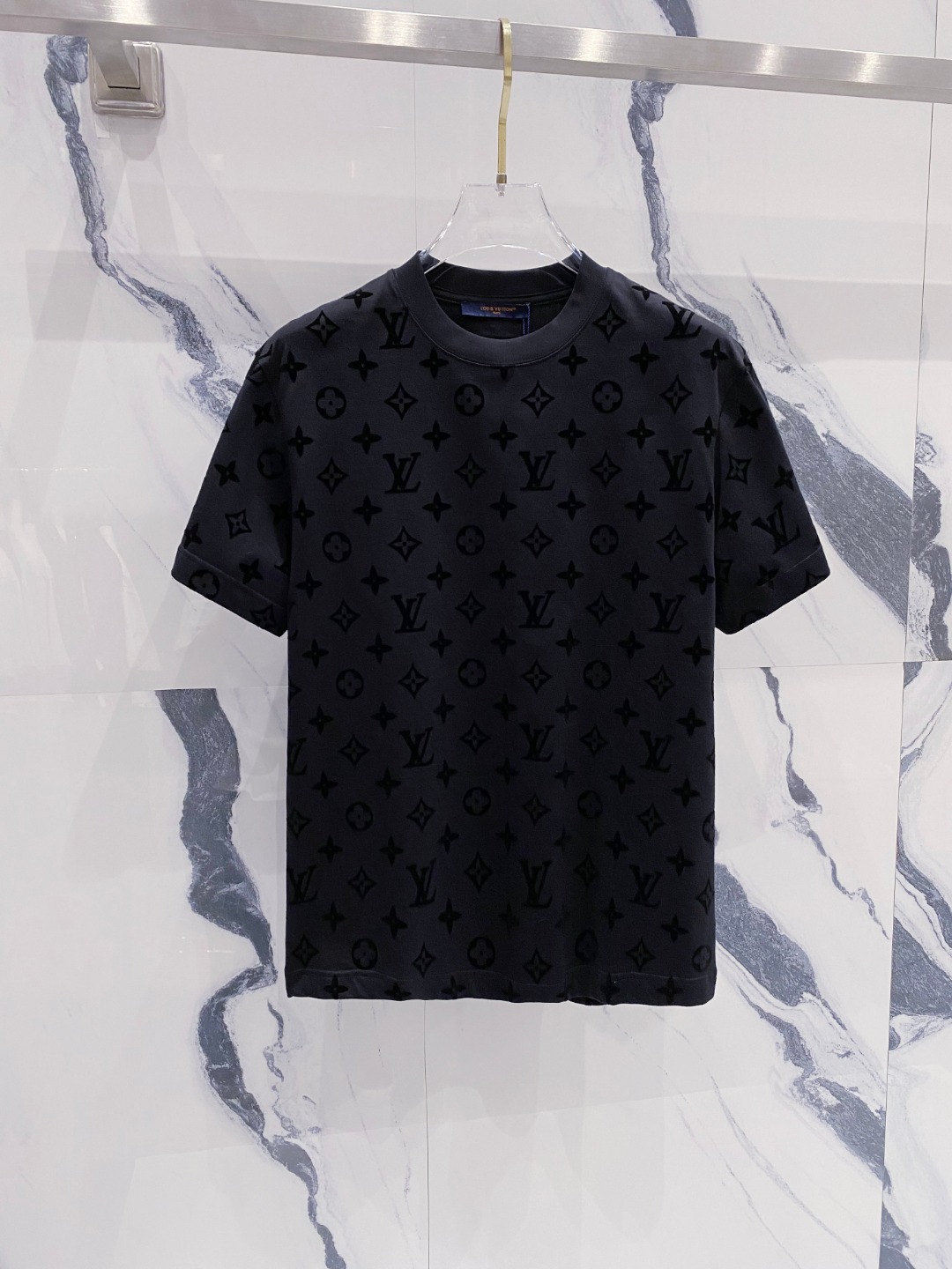 NO:151406,LV summer new short-sleeved T-shirt for men and women,!  Customized exclusive pure cotton fabric, customized original craft threads, and chest heavy-work letter logo craft design!  Simple and generous, calm and versatile, extremely high-end, perfectly integrated with fashion and style, a top fashionable style that perfectly suits the outside wear!  The overall feeling is natural!  The ultimate classic versatile short-sleeved T-shirt is designed with the latest three-dimensional letter logo pattern elements!  The ultimate perfection of heavy industry!  Fans who pursue high quality are please buy them by themselves, and all fans who know the goods are invited to appreciate this model together!  !  Size S-2XL S S S Shoulder Width 46 Bust 102 Clothes 66 Sleeve length 22 M Sleeve width 47 Bust 106 Clothes 67 Sleeve length 23 L Sleeve width 48 Bust 110 Clothes 68 Sleeve length 24 XL Sleeve width 49 Bust 114 Clothes 69 Sleeve length 25 2XL Sleeve width 50 Bust 116 Clothes 70 Sleeve length 26,,louis vuitton,T-shirt,tees,t-shirt,alexander wang19860909LV 夏季新款男女同款短袖T恤,！定制专属纯棉面料,定制原版工艺螺纹,胸前重工字母logo工艺设计！简约大方,从容百搭,档次极高,完美融入时尚还有风情感一款完美符合外穿的顶尖时髦气质款！整体给人浑然天成的感觉！极致经典的百搭型短袖T恤,采用最新的立体字母logo图案元素设计！极致的重工极致的完美！追求高品质的粉丝们请自行抢购,诚邀所有识货的粉丝一同鉴赏此款！！ 尺码S-2XL S码肩宽46 胸围102 衣长66 袖长22 M码肩宽47 胸围106 衣长67 袖长23 L码肩宽48 胸围110 衣长68 袖长24 XL码肩宽49 胸围114 衣长69 袖长25 2XL码肩宽50 胸围116 衣长70 袖长26,,louis vuitton,T-shirt,tees，t-shirt,alexander wang,Men's clothing