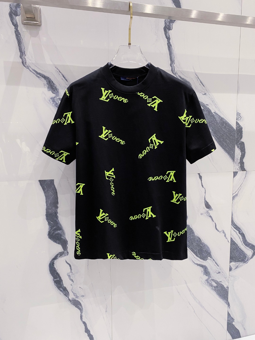 NO:151375,LV summer new short-sleeved T-shirt for men and women,!  Customized exclusive pure cotton fabric, customized original craft threads, and chest heavy-work letter logo craft design!  Simple and generous, calm and versatile, extremely high-end, perfectly integrated with fashion and style, a top fashionable style that perfectly suits the outside wear!  The overall feeling is natural!  The ultimate classic versatile short-sleeved T-shirt is designed with the latest three-dimensional letter logo pattern elements!  The ultimate perfection of heavy industry!  Fans who pursue high quality are please buy them by themselves, and all fans who know the goods are invited to appreciate this model together!  !  Size S-2XL S S S Shoulder Width 46 Bust 102 Clothes 66 Sleeve length 22 M Sleeve width 47 Bust 106 Clothes 67 Sleeve length 23 L Sleeve width 48 Bust 110 Clothes 68 Sleeve length 24 XL Sleeve width 49 Bust 114 Clothes 69 Sleeve length 25 2XL Sleeve width 50 Bust 116 Clothes 70 Sleeve length 26,,louis vuitton,T-shirt,tees,t-shirt,alexander wang19860909LV 夏季新款男女同款短袖T恤,！定制专属纯棉面料,定制原版工艺螺纹,胸前重工字母logo工艺设计！简约大方,从容百搭,档次极高,完美融入时尚还有风情感一款完美符合外穿的顶尖时髦气质款！整体给人浑然天成的感觉！极致经典的百搭型短袖T恤,采用最新的立体字母logo图案元素设计！极致的重工极致的完美！追求高品质的粉丝们请自行抢购,诚邀所有识货的粉丝一同鉴赏此款！！ 尺码S-2XL S码肩宽46 胸围102 衣长66 袖长22 M码肩宽47 胸围106 衣长67 袖长23 L码肩宽48 胸围110 衣长68 袖长24 XL码肩宽49 胸围114 衣长69 袖长25 2XL码肩宽50 胸围116 衣长70 袖长26,,louis vuitton,T-shirt,tees，t-shirt,alexander wang,Men's clothing