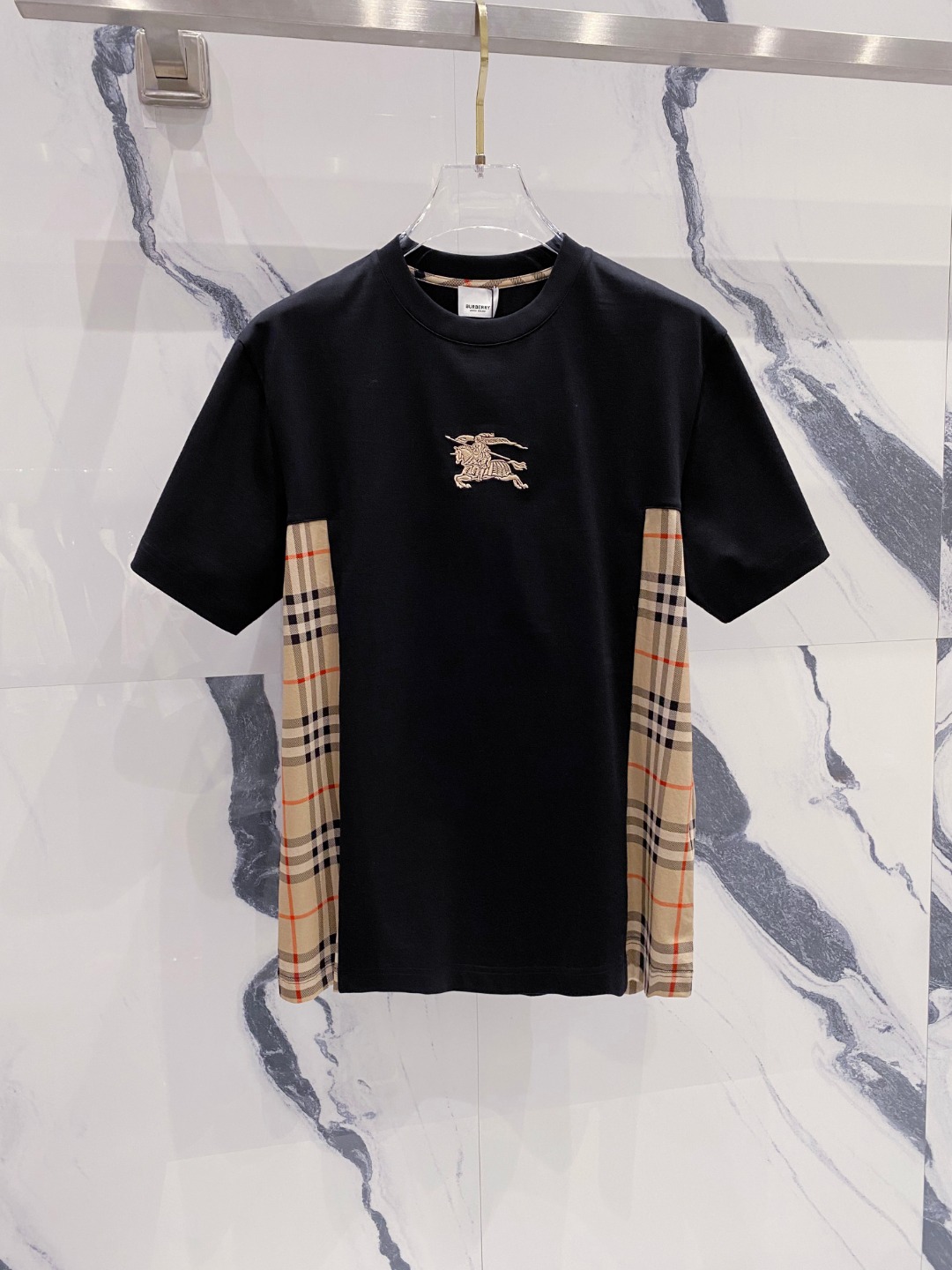 NO:151381,Burberry's new summer short-sleeved T-shirt for men and women,!  Customized exclusive pure cotton fabric, customized original craft threads, and chest heavy-work letter logo craft design!  Simple and generous, calm and versatile, extremely high-end, perfectly integrated with fashion and style, a top fashionable style that perfectly suits the outside wear!  The overall feeling is natural!  The ultimate classic versatile short-sleeved T-shirt is designed with the latest three-dimensional letter logo pattern elements!  The ultimate perfection of heavy industry!  Fans who pursue high quality are please buy them by themselves, and all fans who know the goods are invited to appreciate this model together!  !  Size S-2XL S S S Shoulder Width 46 Bust 102 Clothes 66 Sleeve length 22 M Sleeve width 47 Bust 106 Clothes 67 Sleeve length 23 L Sleeve width 48 Bust 110 Clothes 68 Sleeve length 24 XL Sleeve width 49 Bust 114 Clothes 69 Sleeve length 25 2XL Sleeve width 50 Bust 116 Clothes 70 Sleeve length 26,,burberry,T-shirt,tees,t-shirt,alexander wang19860909巴宝莉 夏季新款男女同款短袖T恤,！定制专属纯棉面料,定制原版工艺螺纹,胸前重工字母logo工艺设计！简约大方,从容百搭,档次极高,完美融入时尚还有风情感一款完美符合外穿的顶尖时髦气质款！整体给人浑然天成的感觉！极致经典的百搭型短袖T恤,采用最新的立体字母logo图案元素设计！极致的重工极致的完美！追求高品质的粉丝们请自行抢购,诚邀所有识货的粉丝一同鉴赏此款！！ 尺码S-2XL S码肩宽46 胸围102 衣长66 袖长22 M码肩宽47 胸围106 衣长67 袖长23 L码肩宽48 胸围110 衣长68 袖长24 XL码肩宽49 胸围114 衣长69 袖长25 2XL码肩宽50 胸围116 衣长70 袖长26,,burberry,T-shirt,tees，t-shirt,alexander wang,Men's clothing