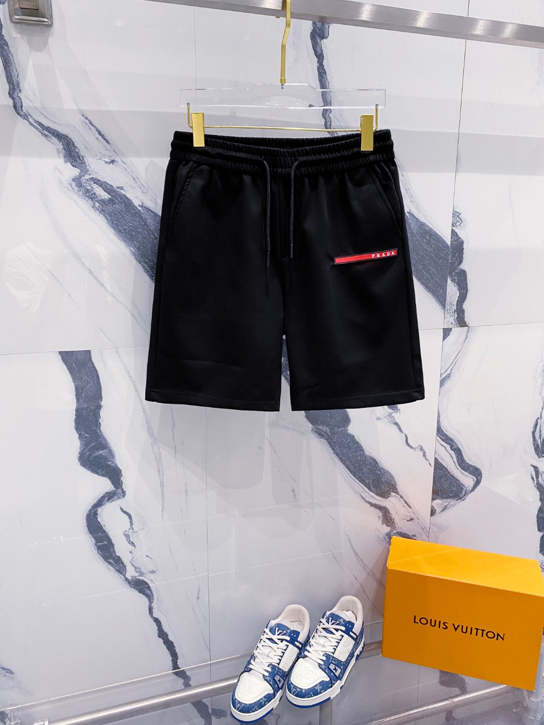 NO:832267,Prada's 2026 spring and summer new men's casual shorts are high-end products that are simple, fashionable and elegant. Customized original imported fabrics are simple, neat and refreshing. The quality workmanship details can withstand any form of inspection. Simple and elegant, versatile style. The upper body is elegant and handsome, giving you a brand new sense of sight!  The appearance is incomparable, the details are in place, and the upper body is not picky!  Size M-3xL,,prada,shorts,19860909普拉达 2026春夏新款男士休闲短裤 高端货简洁时尚大方 定制原版进口面料 简洁利落又清爽 品质做工细节经得起任何形式检验简约大方百搭款 上身优雅帅气,焕然一新的即视感！品相无敌,细节都很到位,上身不挑人！ 码数M-3xL,,prada,shorts,,Men's clothing