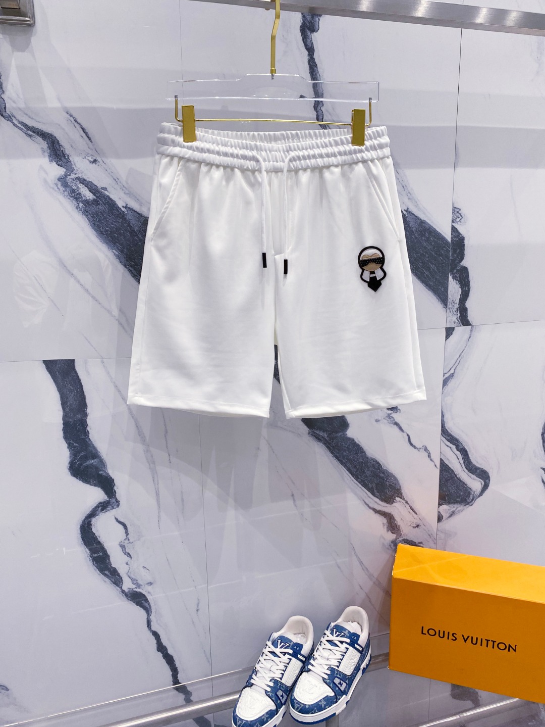 NO:832292,Fendi 2026 spring and summer new men's casual shorts. High-end goods, simple, fashionable and elegant. Customized original imported fabrics. Simple, neat and refreshing. Quality workmanship details can withstand any form of inspection. Simple and elegant, versatile style. Elegant and handsome upper body, brand new sense of sight!  The appearance is incomparable, the details are in place, and the upper body is not picky!  Size M-3xL,,fendi,shorts,19860909芬迪 2026春夏新款男士休闲短裤 高端货简洁时尚大方 定制原版进口面料 简洁利落又清爽 品质做工细节经得起任何形式检验简约大方百搭款 上身优雅帅气,焕然一新的即视感！品相无敌,细节都很到位,上身不挑人！ 码数M-3xL,,fendi,shorts,,Men's clothing
