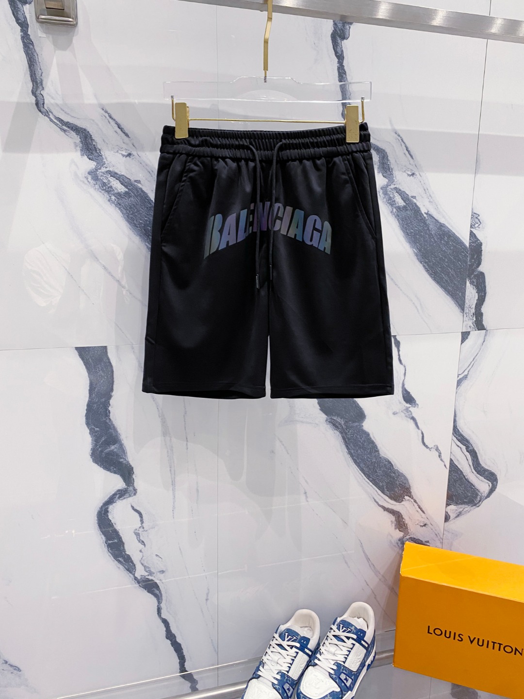 NO:832314,Balenciaga 2026 spring and summer new men's casual shorts. High-end goods, simple, fashionable and elegant. Customized original imported fabrics. Simple, neat and refreshing. Quality workmanship details can withstand any form of inspection. Simple and elegant, versatile style. The upper body is elegant and handsome, giving you a brand new sense of sight!  The appearance is incomparable, the details are in place, and the upper body is not picky!  Size M-3xL,,balenciaga,shorts,19860909巴黎世家 2026春夏新款男士休闲短裤 高端货简洁时尚大方 定制原版进口面料 简洁利落又清爽 品质做工细节经得起任何形式检验简约大方百搭款 上身优雅帅气,焕然一新的即视感！品相无敌,细节都很到位,上身不挑人！码数M-3xL,,balenciaga,shorts,,Men's clothing