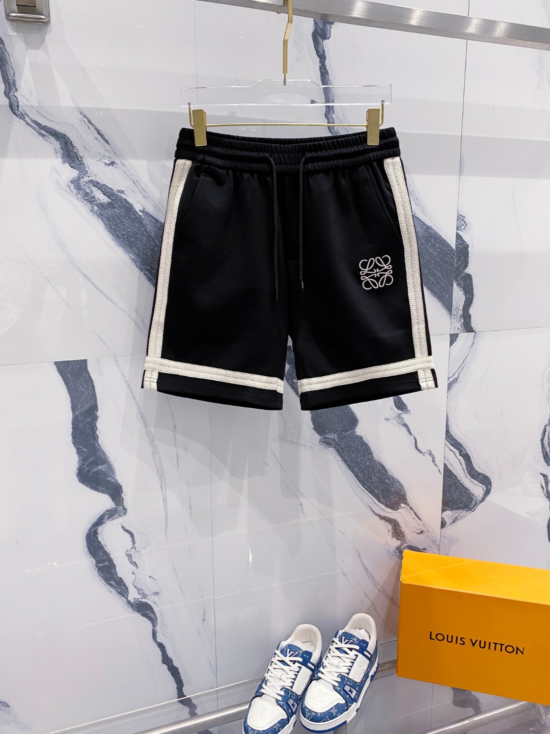NO:832305,Loewe's 2026 spring and summer new men's casual shorts are high-end products that are simple, fashionable and elegant. Customized original imported fabrics are simple, neat and refreshing. The quality workmanship details can withstand any form of inspection. Simple and elegant, versatile style. The upper body is elegant and handsome, giving you a brand new sense of sight!  The appearance is incomparable, the details are in place, and the upper body is not picky!  Size M-3xL,,loewe,shorts,19860909罗意威 2026春夏新款男士休闲短裤 高端货简洁时尚大方 定制原版进口面料 简洁利落又清爽 品质做工细节经得起任何形式检验简约大方百搭款 上身优雅帅气,焕然一新的即视感！品相无敌,细节都很到位,上身不挑人！ 码数M-3xL,,loewe,shorts,,Men's clothing