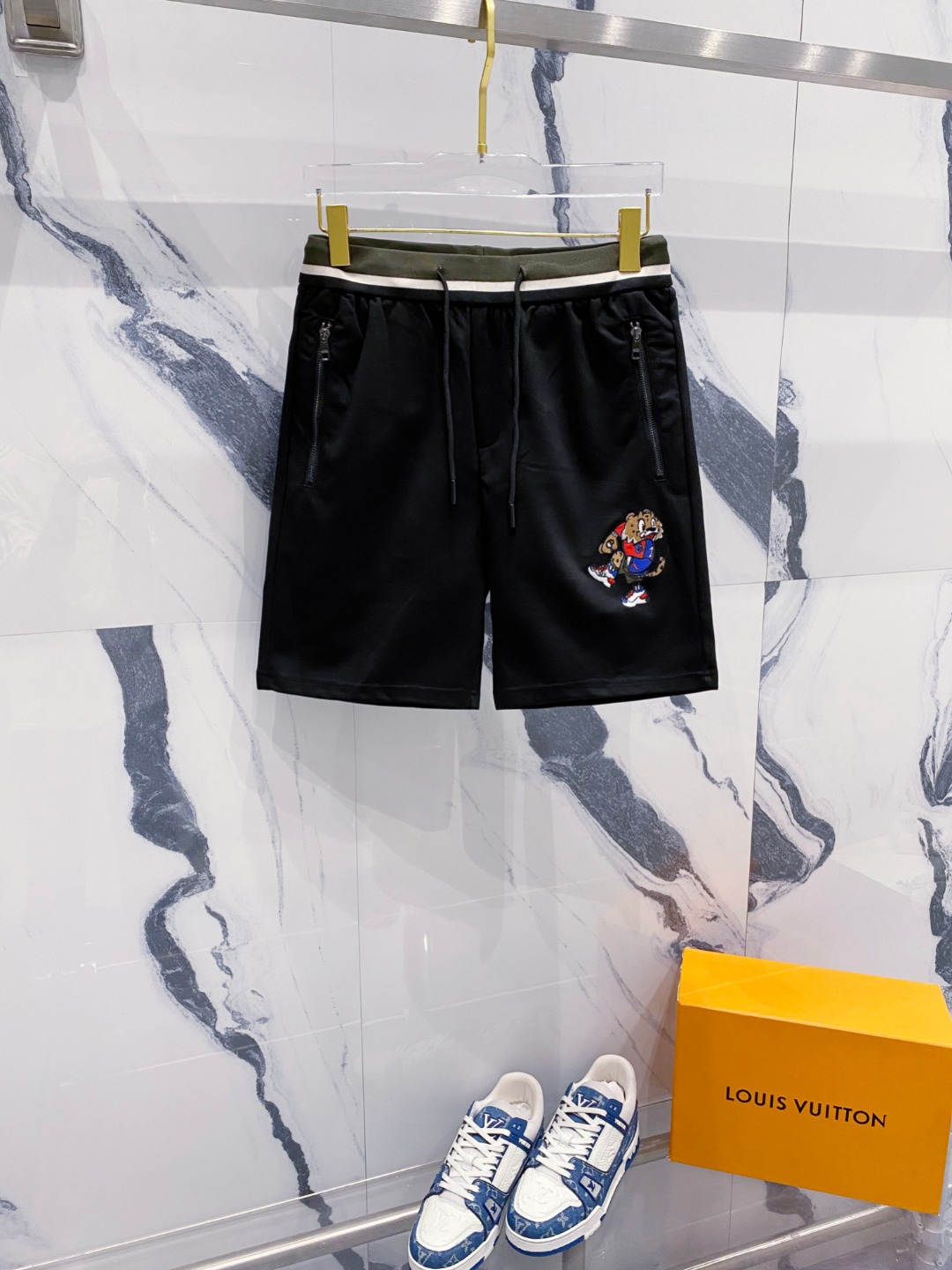 NO:832254,DG 2026 new spring and summer men's casual shorts. High-end products, simple, fashionable and elegant. Customized original imported fabrics. Simple, neat and refreshing. Quality workmanship details can withstand any form of inspection. Simple and elegant, versatile style. The upper body is elegant and handsome, giving you a brand new sense of sight!  The appearance is incomparable, the details are in place, and the upper body is not picky!  Code number M-3xL,,shorts,19860909DG 2026春夏新款男士休闲短裤 高端货简洁时尚大方 定制原版进口面料 简洁利落又清爽 品质做工细节经得起任何形式检验简约大方百搭款 上身优雅帅气,焕然一新的即视感！品相无敌,细节都很到位,上身不挑人！ 码数M-3xL,,shorts,,Men's clothing