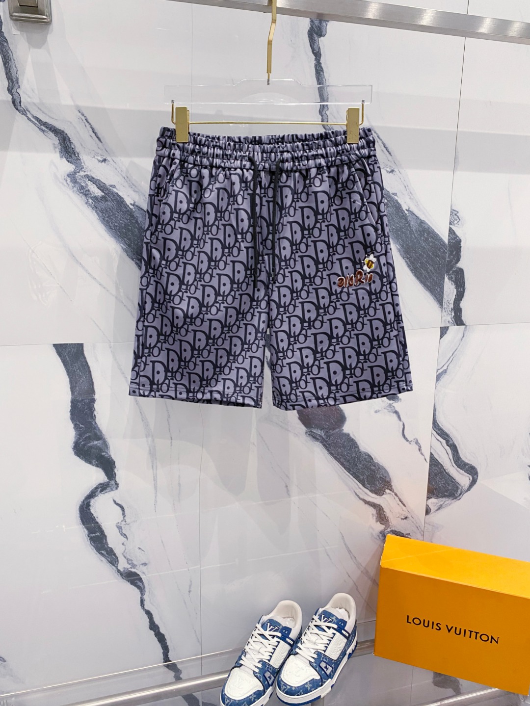 NO:832280,Dior's new 2026 spring and summer men's casual shorts are high-end products that are simple, fashionable and elegant. Customized original imported fabrics are simple, neat and refreshing. The quality workmanship details can withstand any form of inspection. Simple and generous, versatile style. The upper body is elegant and handsome, giving you a brand new sense of sight!  The appearance is incomparable, the details are in place, and the upper body is not picky!  Size M-3xL,,dior,shorts,19860909迪奥 2026春夏新款男士休闲短裤 高端货简洁时尚大方 定制原版进口面料 简洁利落又清爽 品质做工细节经得起任何形式检验简约大方百搭款 上身优雅帅气,焕然一新的即视感！品相无敌,细节都很到位,上身不挑人！ 码数M-3xL,,dior,shorts,,Men's clothing