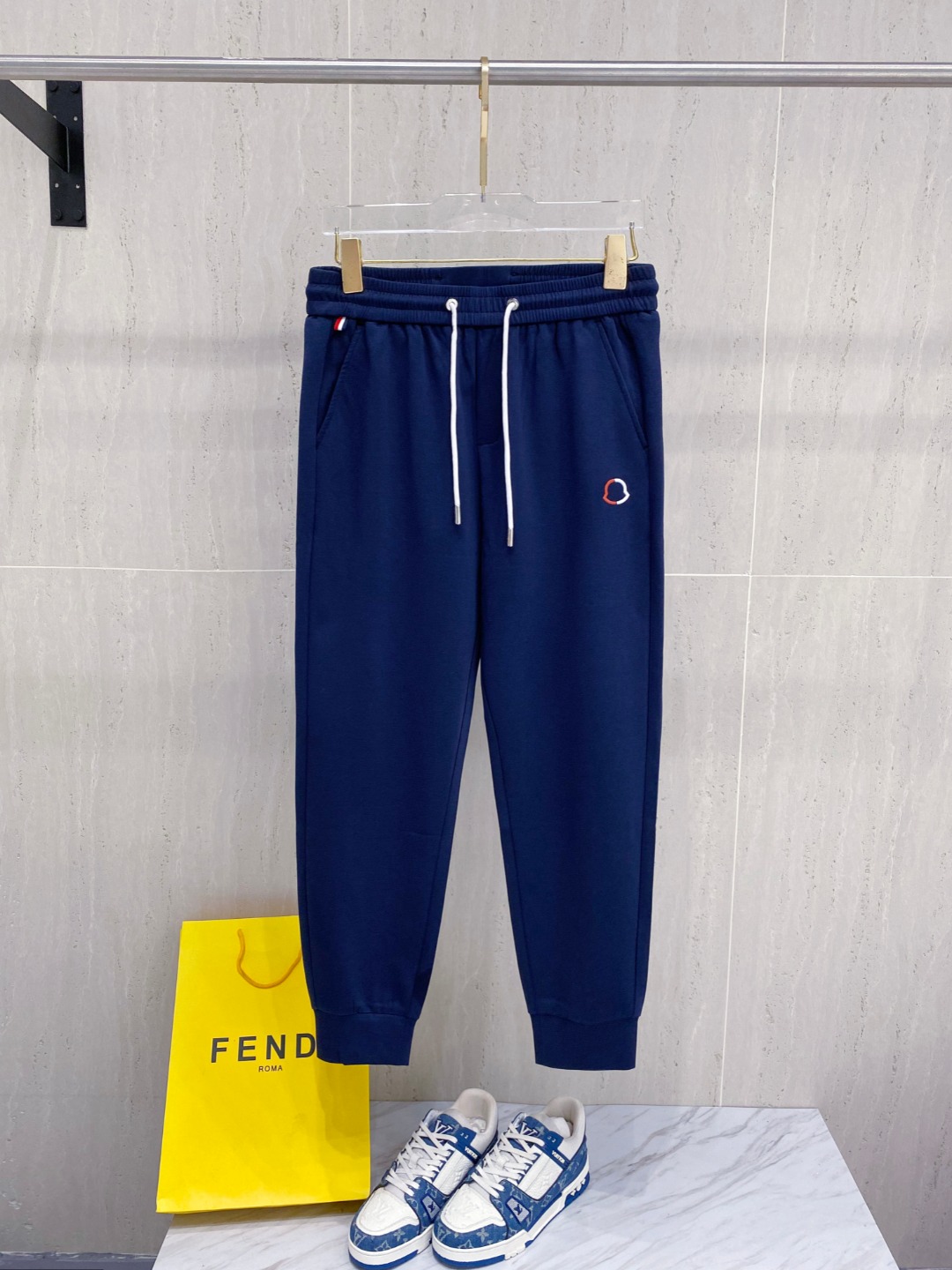 NO:159262,Moncler 2025 summer new copper-ammonia silk modal air-layer casual sleeves, embroidered iconic brand logo on the trousers, customized brand engraved hardware accessories, highlighting the brand style, carefully crafted imported fabrics, soft, comfortable and breathable, fashionable and casual items, versatile and beautiful. Color black blue gray Size: M-3XL,,christian louboutin,alexander wang19860909Moncler 2025夏季新款铜氨丝莫代尔空气层休闲卫裤,裤身上刺绣标志性品牌标识,客供定制品牌刻印五金配件,彰显品牌格调,进口面料精心打造,柔软舒适透气,时尚休闲单品,百搭好看. 颜色黑色 蓝色 灰色 尺码:M-3XL,,christian louboutin,alexander wang,Men's clothing