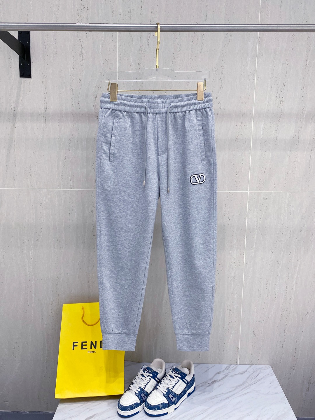 NO:159265,Valentino 2025 summer new copper-ammonia modal air-layer casual sleeves, embroidered iconic brand logo, customized brand engraved hardware accessories, highlight the brand style, imported fabrics are carefully crafted, soft, comfortable and breathable, fashionable and casual items, versatile and beautiful. Color black white gray Size: M-3XL, valentino, alexander wang19860909华伦天奴 2025夏季新款铜氨丝莫代尔空气层休闲卫裤,裤身上刺绣标志性品牌标识,客供定制品牌刻印五金配件,彰显品牌格调,进口面料精心打造,柔软舒适透气,时尚休闲单品,百搭好看. 颜色黑色 白色 灰色 尺码:M-3XL,,valentino,alexander wang,Men's clothing