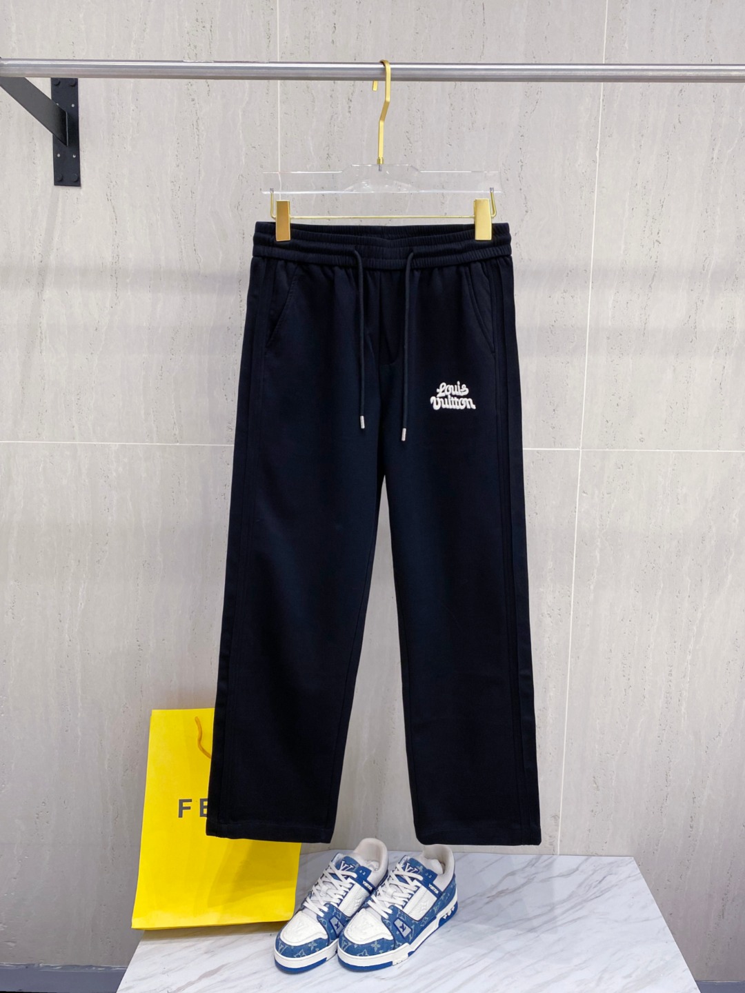 NO:159268,LV 2025 summer new copper-ammonia silk modal air-layer casual sleeves, embroidered iconic brand logo, customer-supplied customized brand engraved hardware accessories, highlighting the brand style, imported fabrics are carefully crafted, soft, comfortable and breathable, fashionable and casual items, versatile and beautiful. Color black and white Size: M-3XL,,louis vuitton,alexander wang19860909LV 2025夏季新款铜氨丝莫代尔空气层休闲卫裤,裤身上刺绣标志性品牌标识,客供定制品牌刻印五金配件,彰显品牌格调,进口面料精心打造,柔软舒适透气,时尚休闲单品,百搭好看. 颜色黑色 白色 尺码:M-3XL,,louis vuitton,alexander wang,Men's clothing