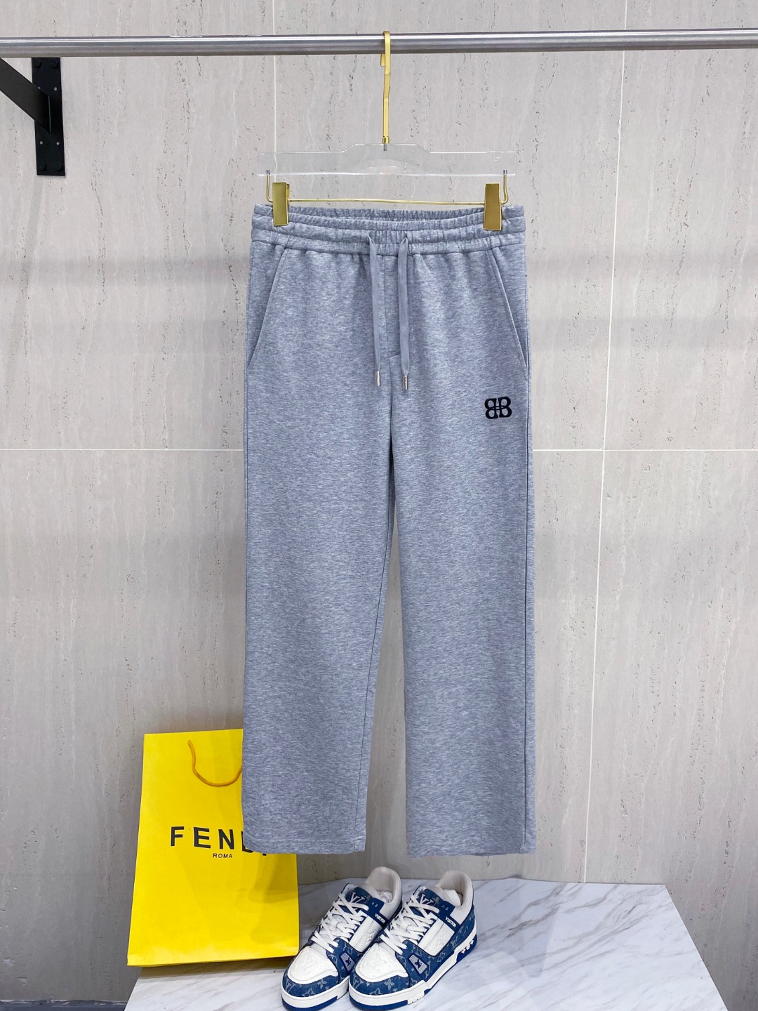 NO:159271,Balenciaga 2025 summer new copper ammonia silk modal air layer casual sleeves, embroidered iconic brand logo, customized brand engraved hardware accessories, highlight the brand style, imported fabrics are carefully crafted, soft, comfortable and breathable, fashionable and casual items, versatile and beautiful. Color black Apricot grey Size: M-3XL,,balenciaga,alexander wang19860909巴黎世家 2025夏季新款铜氨丝莫代尔空气层休闲卫裤,裤身上刺绣标志性品牌标识,客供定制品牌刻印五金配件,彰显品牌格调,进口面料精心打造,柔软舒适透气,时尚休闲单品,百搭好看. 颜色黑色 杏色 灰色 尺码:M-3XL,,balenciaga,alexander wang,Men's clothing