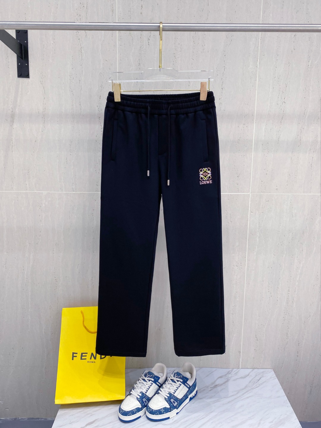 NO:159274,Loewe 2025 summer new copper-ammonia silk modal air-layer casual sleeves, embroidered iconic brand logo, customized brand engraved hardware accessories, highlight the brand style, imported fabrics are carefully crafted, soft, comfortable and breathable, fashionable and casual items, versatile and beautiful. Color black Apricot Size: M-3XL,,loewe,alexander wang19860909Loewe 2025夏季新款铜氨丝莫代尔空气层休闲卫裤,裤身上刺绣标志性品牌标识,客供定制品牌刻印五金配件,彰显品牌格调,进口面料精心打造,柔软舒适透气,时尚休闲单品,百搭好看. 颜色黑色 杏色 尺码:M-3XL,,loewe,alexander wang,Men's clothing