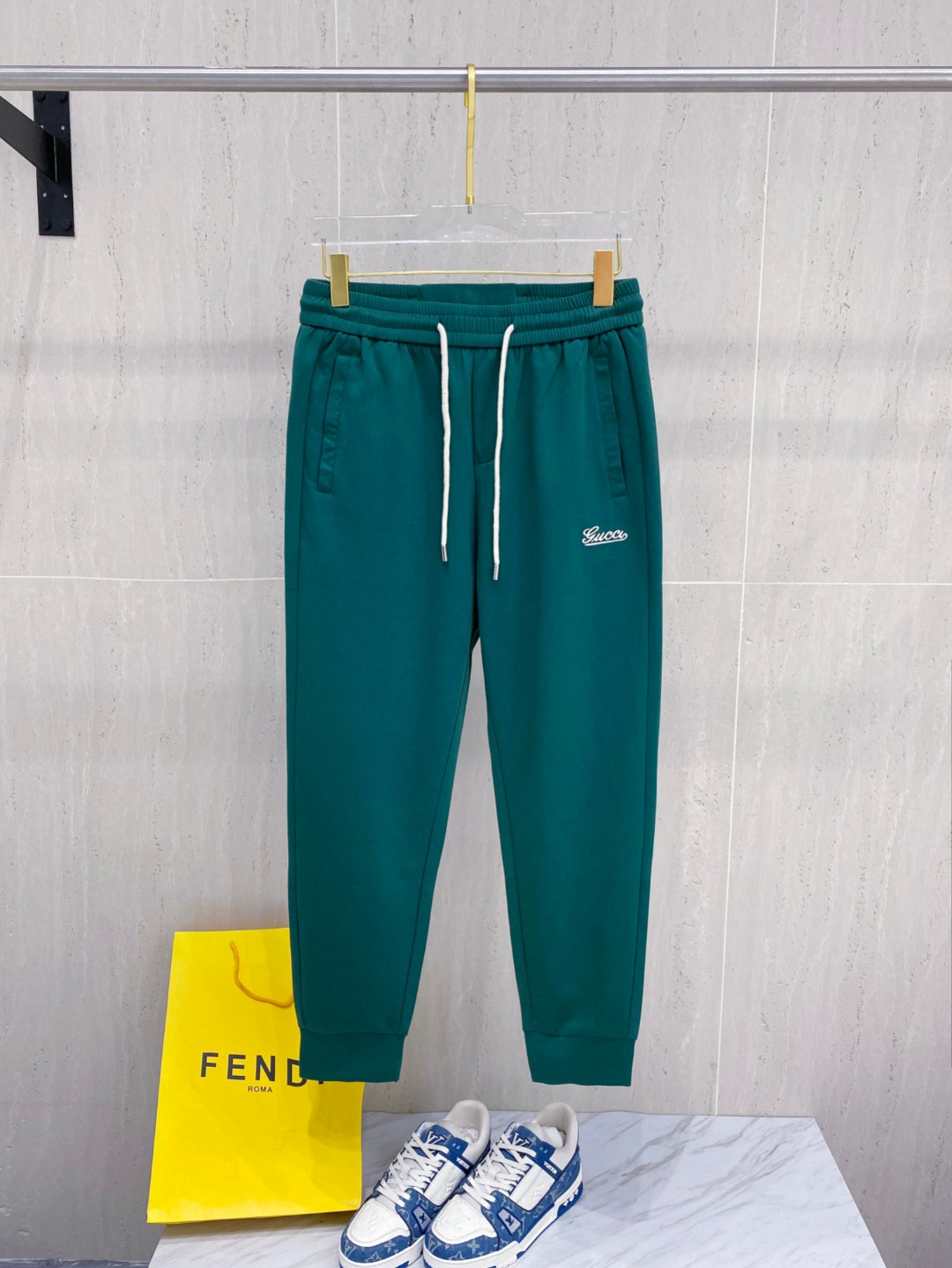 NO:159276,Gucci 2025 summer new copper ammonia silk modal air layer casual sleeves, embroidered iconic brand logo, customized brand engraved hardware accessories, highlight the brand style, imported fabrics are carefully crafted, soft, comfortable and breathable, fashionable and casual items, versatile and beautiful. Color black gray green Size: M-3XL, gucci, alexander wang19860909Gucci 2025夏季新款铜氨丝莫代尔空气层休闲卫裤,裤身上刺绣标志性品牌标识,客供定制品牌刻印五金配件,彰显品牌格调,进口面料精心打造,柔软舒适透气,时尚休闲单品,百搭好看. 颜色黑色 灰色 绿色 尺码:M-3XL,,gucci,alexander wang,Men's clothing