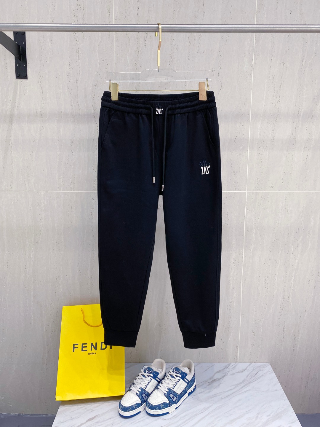 NO:159277,Moncler 2025 summer new copper-ammonia silk modal air-layer casual sleeves, embroidered iconic brand logo, customized brand engraved hardware accessories, highlight the brand style, carefully crafted imported fabrics, soft, comfortable and breathable, fashionable and casual items, versatile and beautiful. Color black Apricot Size: M-3XL,,christian louboutin,alexander wang19860909Moncler 2025夏季新款铜氨丝莫代尔空气层休闲卫裤,裤身上刺绣标志性品牌标识,客供定制品牌刻印五金配件,彰显品牌格调,进口面料精心打造,柔软舒适透气,时尚休闲单品,百搭好看. 颜色黑色 杏色 尺码:M-3XL,,christian louboutin,alexander wang,Men's clothing