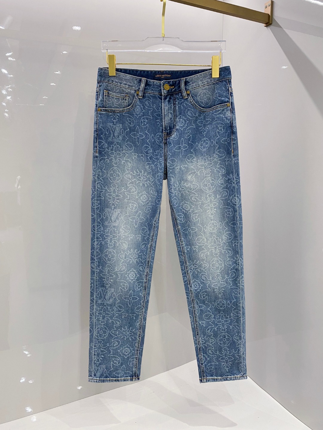 NO:521460,LV 2025 autumn and winter new men's casual jeans, top quality!  Channel orders are sold simultaneously on the official website!  !  Original customized denim cotton material!  Suitable for casual/formal outfits ~ the best for daily commuting!  !  Size 29-38 (no 3537), louis vuitton, jeans, alexander wang19860909LV 2025秋冬新款男士休闲牛仔裤,顶级品质！渠道订单,官网同步出售！！原厂订制牛仔全棉材质！适合休闲/正装各种搭配～日常通勤的极品！！尺码29-38（没3537）,,louis vuitton,jeans,alexander wang,Men's clothing