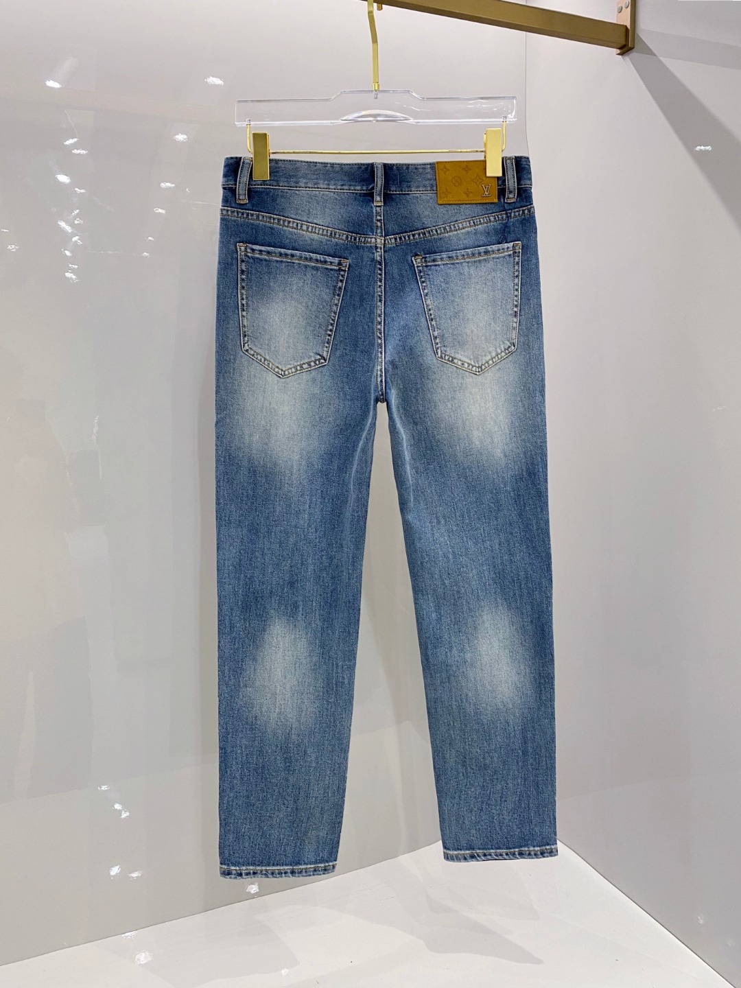  LV 2025春夏新款男士休闲牛仔裤，顶级品质！渠道订单，官网同步出售！！原厂订制牛仔全棉材质！适合休