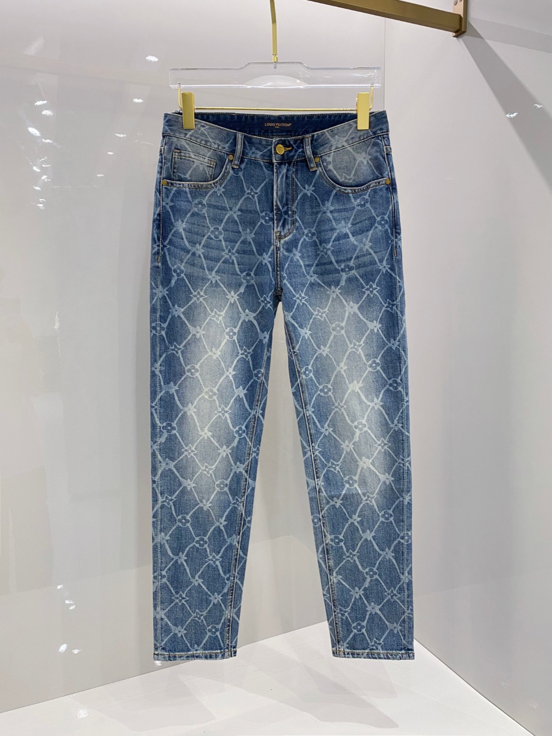 NO:521472,LV 2025 autumn and winter new men's casual jeans, top quality!  Channel orders are sold simultaneously on the official website!  !  Original customized denim cotton material!  Suitable for casual/formal outfits ~ the best for daily commuting!  !  Size 29-38 (no 3537), louis vuitton, jeans, alexander wang19860909LV 2025秋冬新款男士休闲牛仔裤,顶级品质！渠道订单,官网同步出售！！原厂订制牛仔全棉材质！适合休闲/正装各种搭配～日常通勤的极品！！尺码29-38（没3537）,,louis vuitton,jeans,alexander wang,Men's clothing