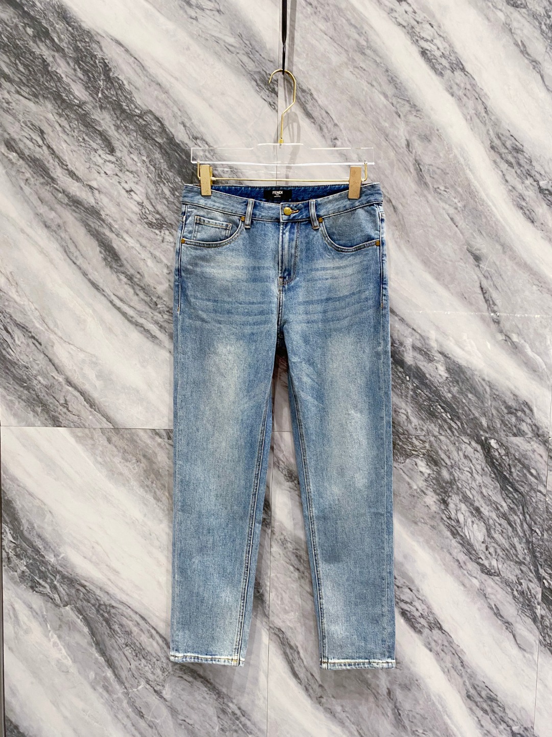 NO:458923,Fendi 2025 summer new men's casual jeans, top quality!  Channel orders are sold simultaneously on the official website!  !  Original customized denim cotton material!  Suitable for casual/formal outfits ~ the best for daily commuting!  !  Size 29-38 (no 3537), fendi, jeans, alexander wang19860909芬迪 2025夏季新款男士休闲牛仔裤,顶级品质！渠道订单,官网同步出售！！原厂订制牛仔全棉材质！适合休闲/正装各种搭配～日常通勤的极品！！尺码29-38（没3537）,,fendi,jeans,alexander wang,Men's clothing