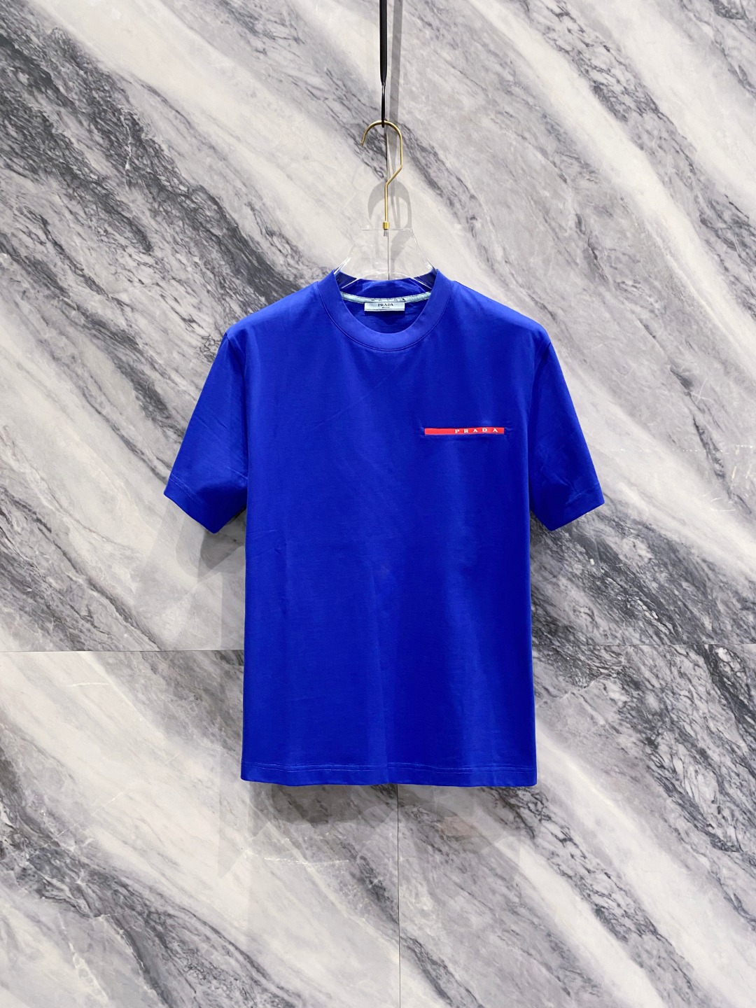 NO:458943,Prada 2025 summer clothing new short-sleeved T-shirt for men and women,!  Customized exclusive pure cotton fabric, customized original craft threads, and chest heavy-work letter logo craft design!  Simple and generous, calm and versatile, extremely high-end, perfectly integrated with fashion and style, a top fashionable style that perfectly suits the outside wear!  The overall feeling is natural!  The ultimate classic versatile short-sleeved T-shirt is designed with the latest three-dimensional letter logo pattern elements!  The ultimate perfection of heavy industry!  Fans who pursue high quality are please buy them by themselves, and all fans who know the goods are invited to appreciate this model together!  !  Size S-2XL S S S Shoulder Width 46 Bust 102 Clothes 66 Sleeve length 22 M Sleeve width 47 Bust 106 Clothes 67 Sleeve length 23 L Sleeve width 48 Bust 110 Clothes 68 Sleeve length 24 XL Sleeve width 49 Bust 114 Clothes 69 Sleeve length 25 2XL Sleeve width 50 Bust 116 Clothes 70 Sleeve length 26,,prada,T-shirt,tees,t-shirt,alexander wang19860909普拉达 2025夏装新款男女同款短袖T恤,！定制专属纯棉面料,定制原版工艺螺纹,胸前重工字母logo工艺设计！简约大方,从容百搭,档次极高,完美融入时尚还有风情感一款完美符合外穿的顶尖时髦气质款！整体给人浑然天成的感觉！极致经典的百搭型短袖T恤,采用最新的立体字母logo图案元素设计！极致的重工极致的完美！追求高品质的粉丝们请自行抢购,诚邀所有识货的粉丝一同鉴赏此款！！ 尺码S-2XL S码肩宽46 胸围102 衣长66 袖长22 M码肩宽47 胸围106 衣长67 袖长23 L码肩宽48 胸围110 衣长68 袖长24 XL码肩宽49 胸围114 衣长69 袖长25 2XL码肩宽50 胸围116 衣长70 袖长26,,prada,T-shirt,tees，t-shirt,alexander wang,Men's clothing