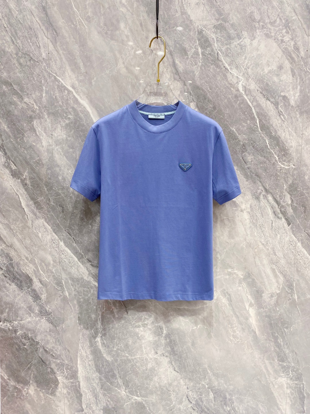 NO:691048,Prada 2026 summer new style short-sleeved T-shirts for men and women,!  Customized exclusive pure cotton fabric, customized original craft threads, and heavy-duty letter logo craft design on the chest!  Simple and elegant, easy to match and versatile, extremely high-grade, perfectly integrated into fashion and style, it is a top-notch fashionable style that is perfect for outer wear!  The whole thing gives people a natural feeling!  The ultimate classic versatile short-sleeved T-shirt, designed with the latest three-dimensional letter logo graphic elements!  The ultimate heavy work, the ultimate perfection!  Fans who pursue high quality should rush to buy it by themselves, and we sincerely invite all fans who know the goods to appreciate this model together!  !  Size S-2XL Shoulder width 46 for S size, Bust 102 Length 66, Sleeve length 22, Size M Shoulder width 47, Bust 106, Length 67, Sleeve length 23, Size L Shoulder width 48, Bust 110, Length 68, Sleeve length 24, Size  Sleeve length 26, prada, T-shirt, tees, t-shirt,19860909普拉达 2026夏装新款男女同款短袖T恤,！定制专属纯棉面料,定制原版工艺螺纹,胸前重工字母logo工艺设计！简约大方,从容百搭,档次极高,完美融入时尚还有风情感一款完美符合外穿的顶尖时髦气质款！整体给人浑然天成的感觉！极致经典的百搭型短袖T恤,采用最新的立体字母logo图案元素设计！极致的重工极致的完美！追求高品质的粉丝们请自行抢购,诚邀所有识货的粉丝一同鉴赏此款！！ 尺码S-2XL S码肩宽46 胸围102 衣长66 袖长22 M码肩宽47 胸围106 衣长67 袖长23 L码肩宽48 胸围110 衣长68 袖长24 XL码肩宽49 胸围114 衣长69 袖长26 2XL码肩宽50 胸围116 衣长70 袖长26,,prada,T-shirt,tees，t-shirt,,Men's clothing